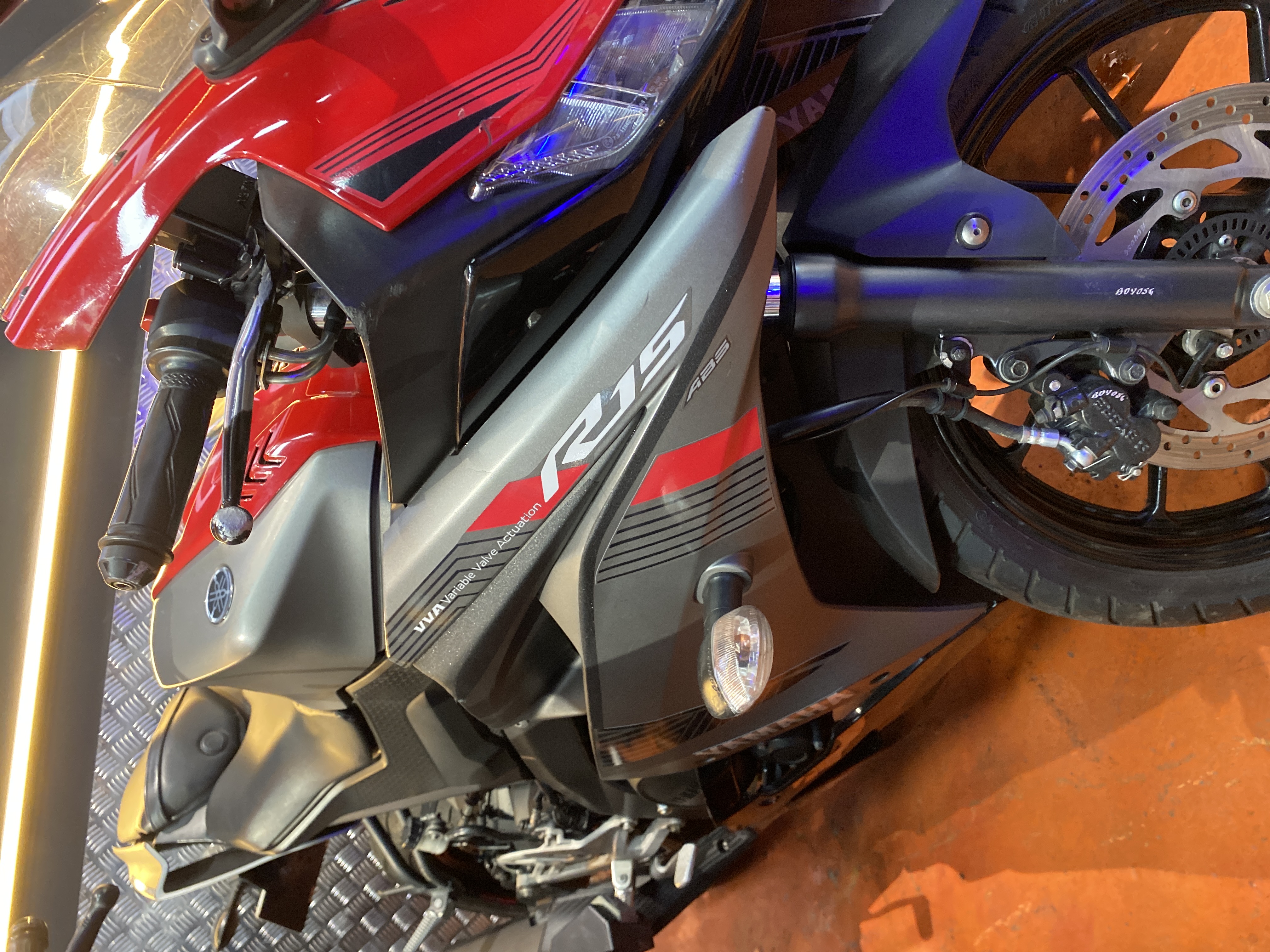 YAMAHA R15 foto 3