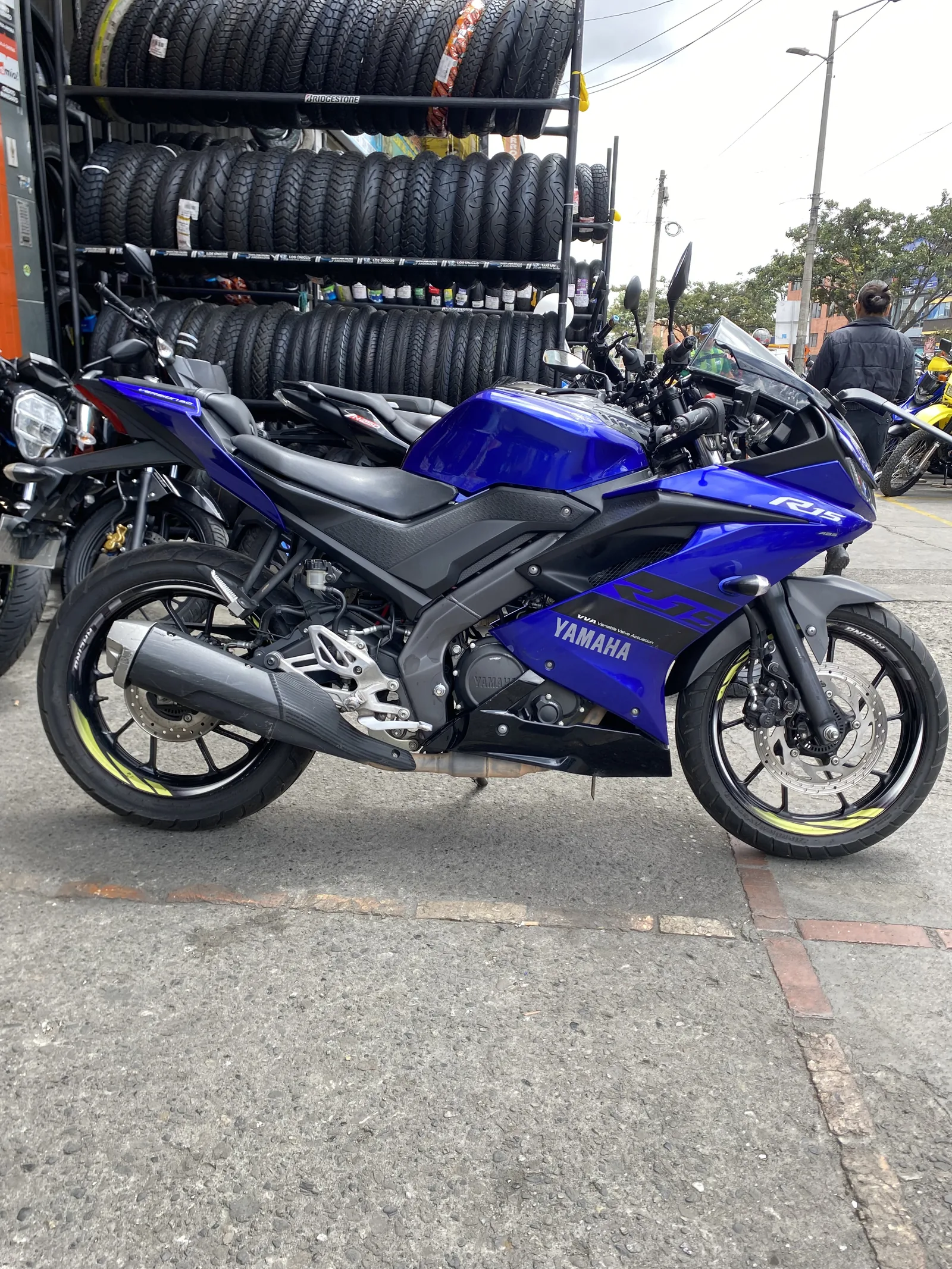 YAMAHA YZF-R15 foto 9