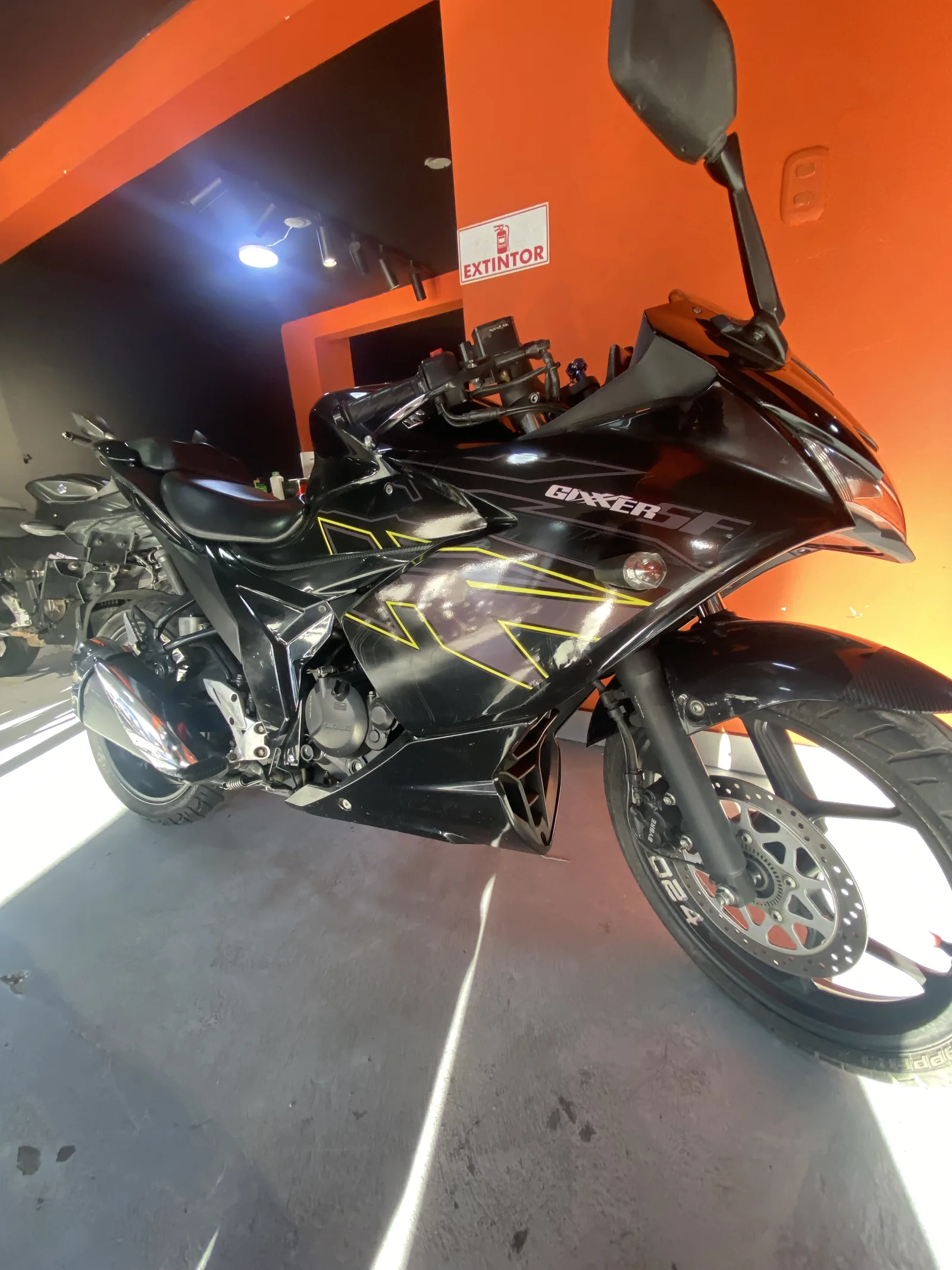 SUZUKI GIXXER SF foto 5