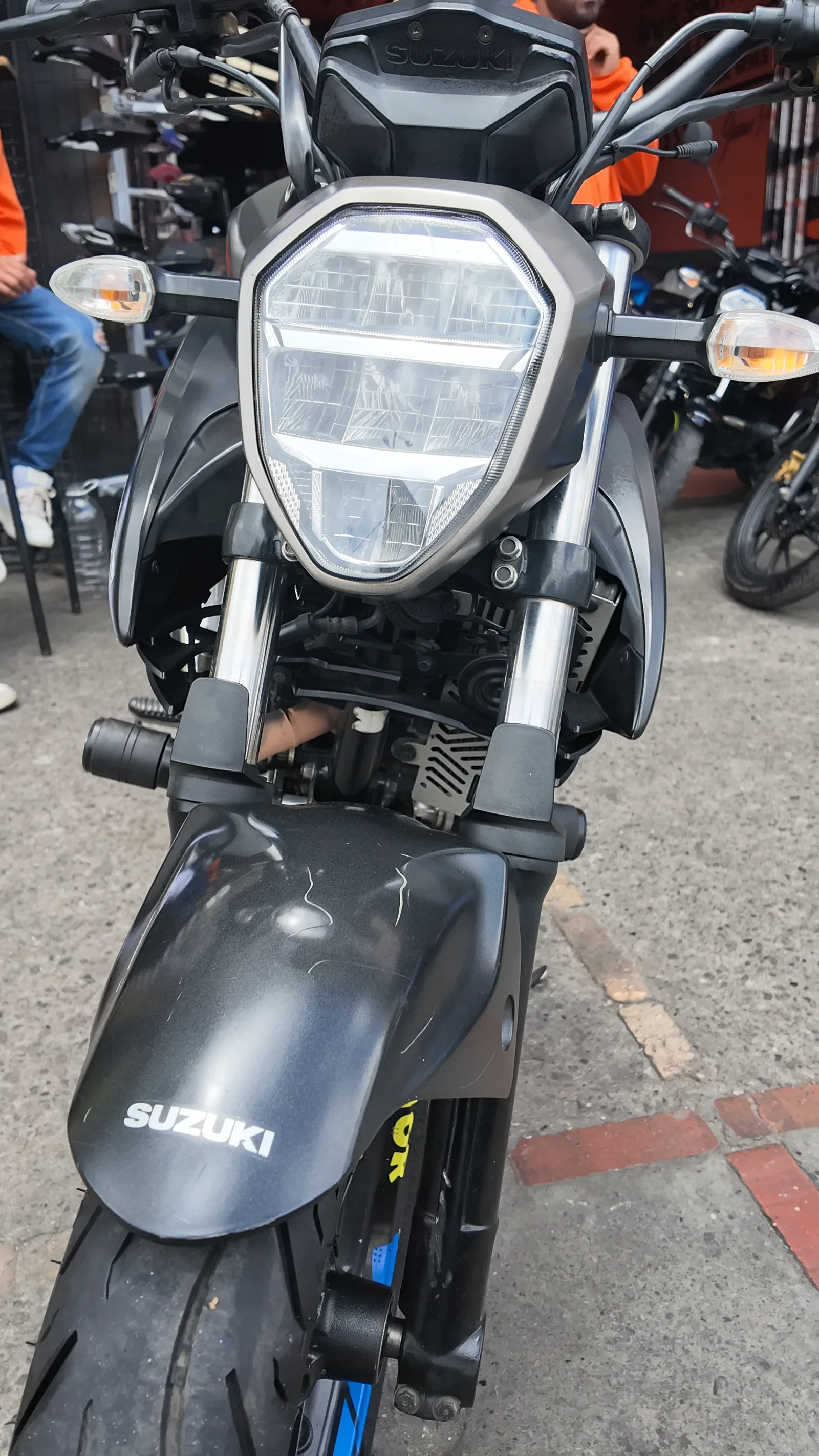 SUZUKI GIXXER foto 9