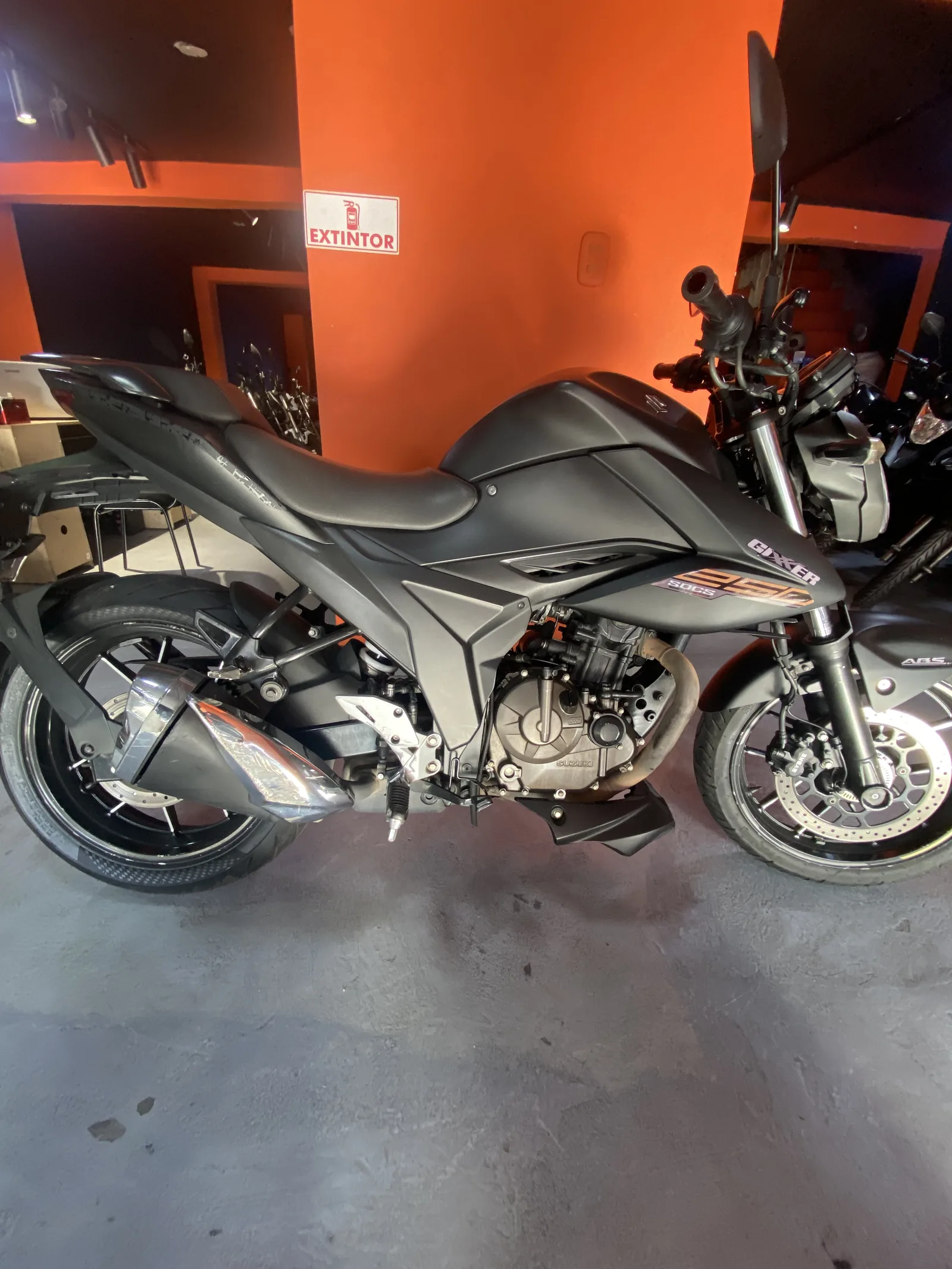 SUZUKI GIXXER foto 10