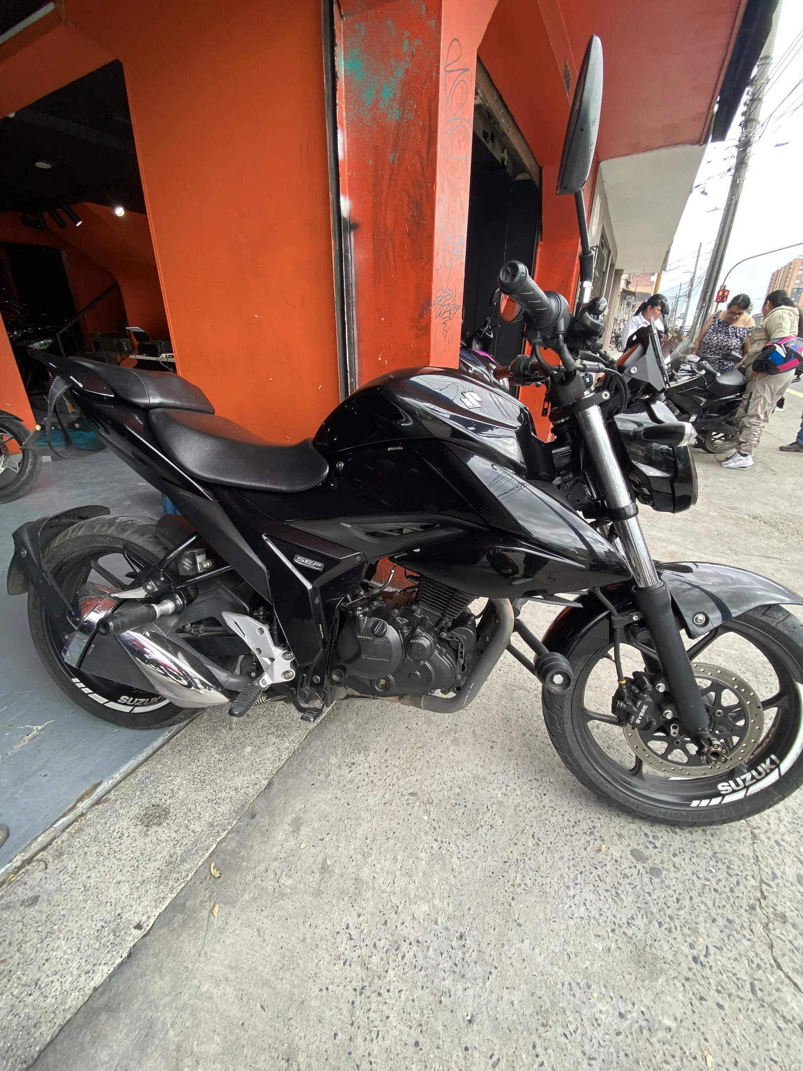 SUZUKI GIXXER foto 4