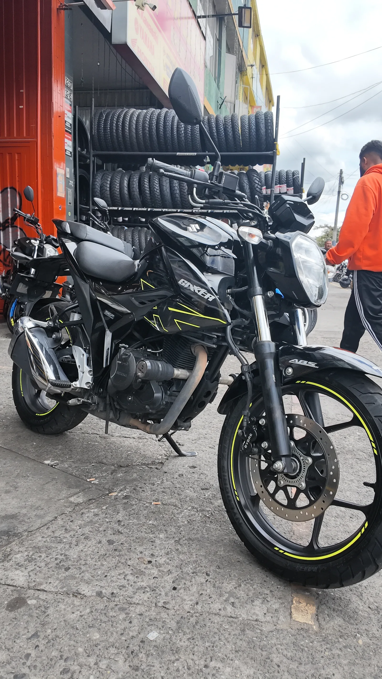 SUZUKI GIXXER foto 10