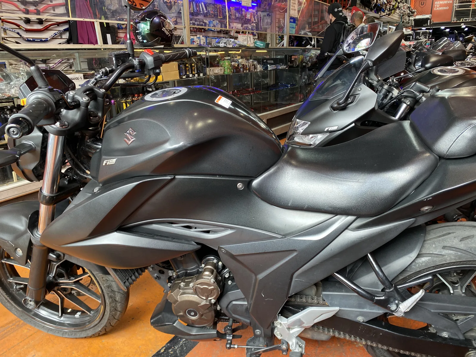 SUZUKI GIXXER foto 10