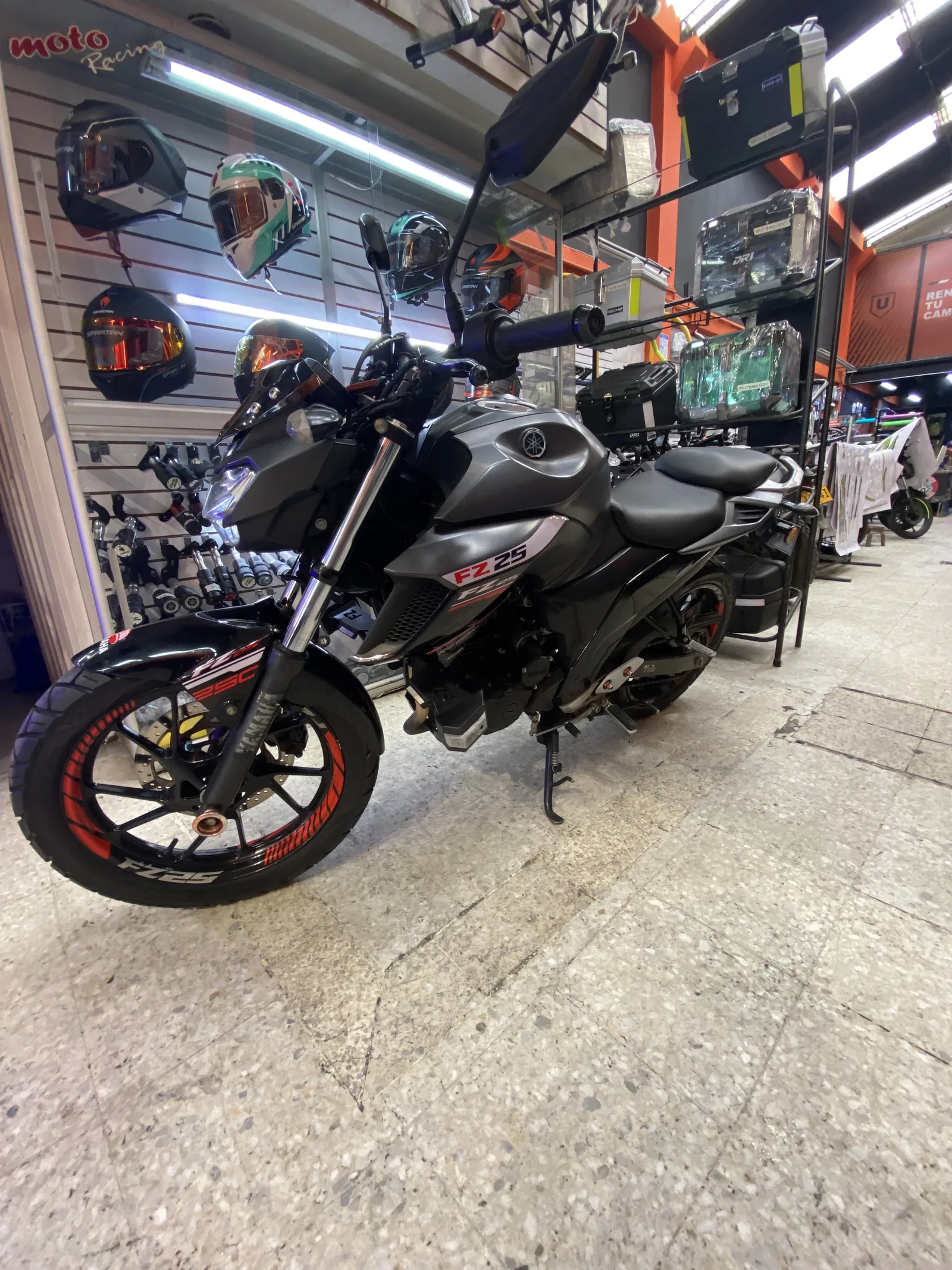 YAMAHA FZ 25 foto 11