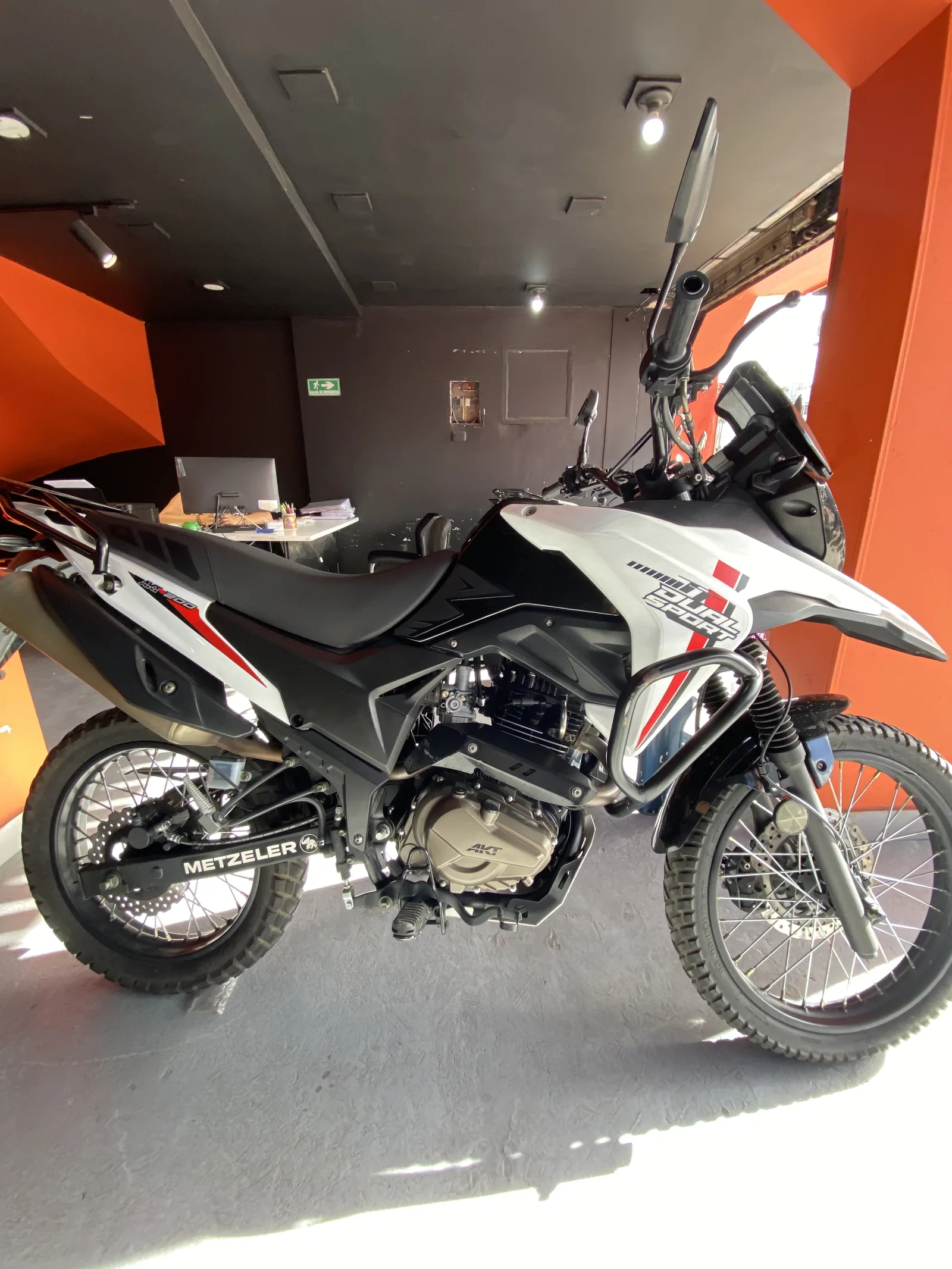 AKT TT DUAL SPORT foto 2