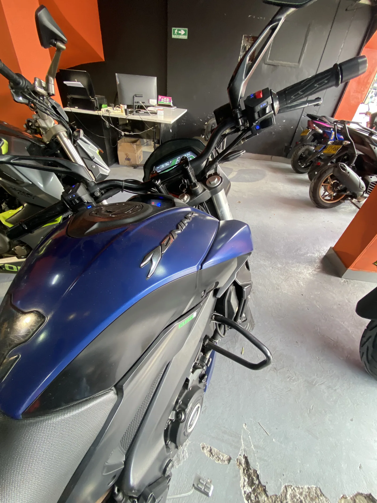 BAJAJ DOMINAR foto 3