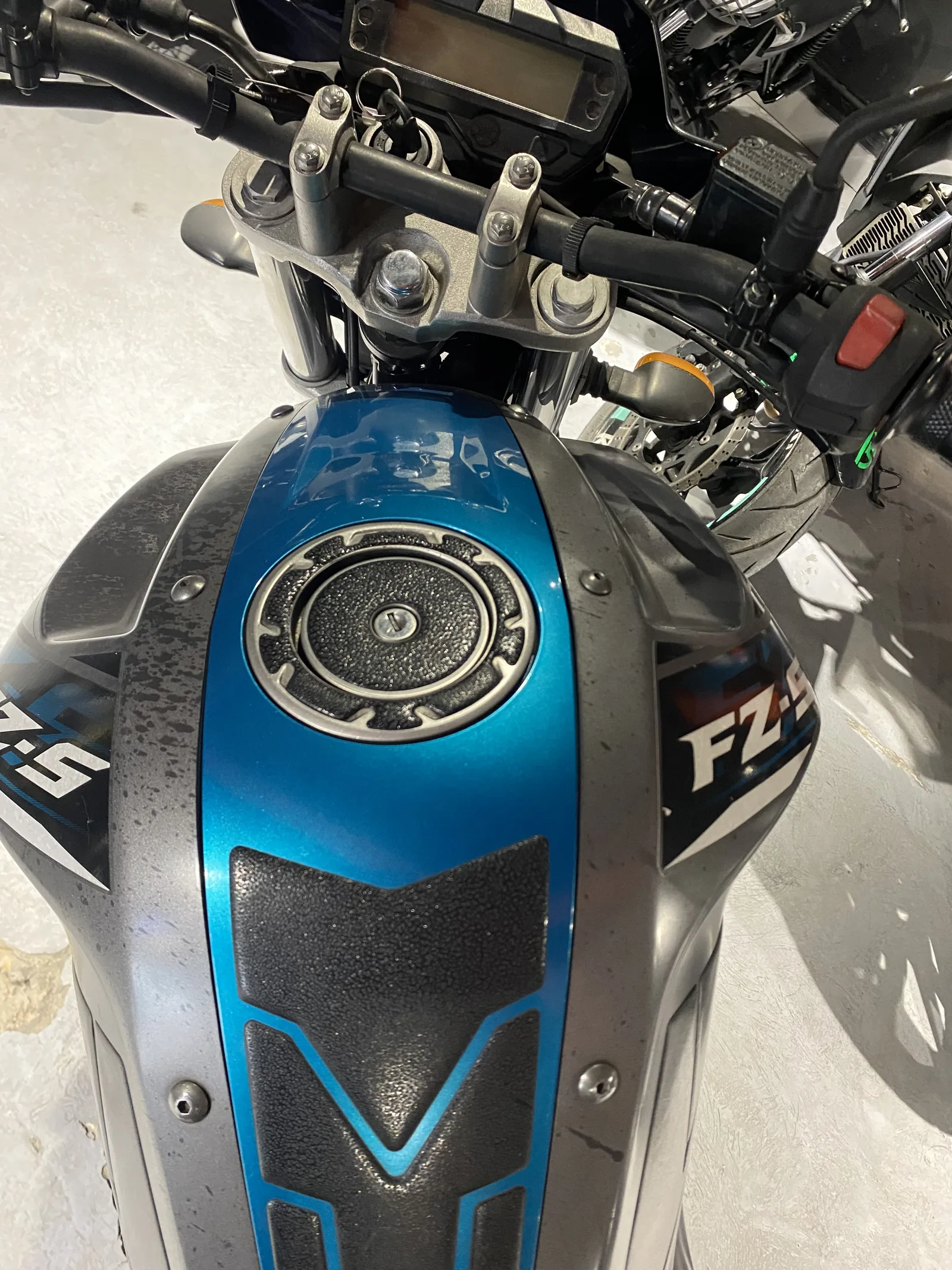 YAMAHA FZ foto 7