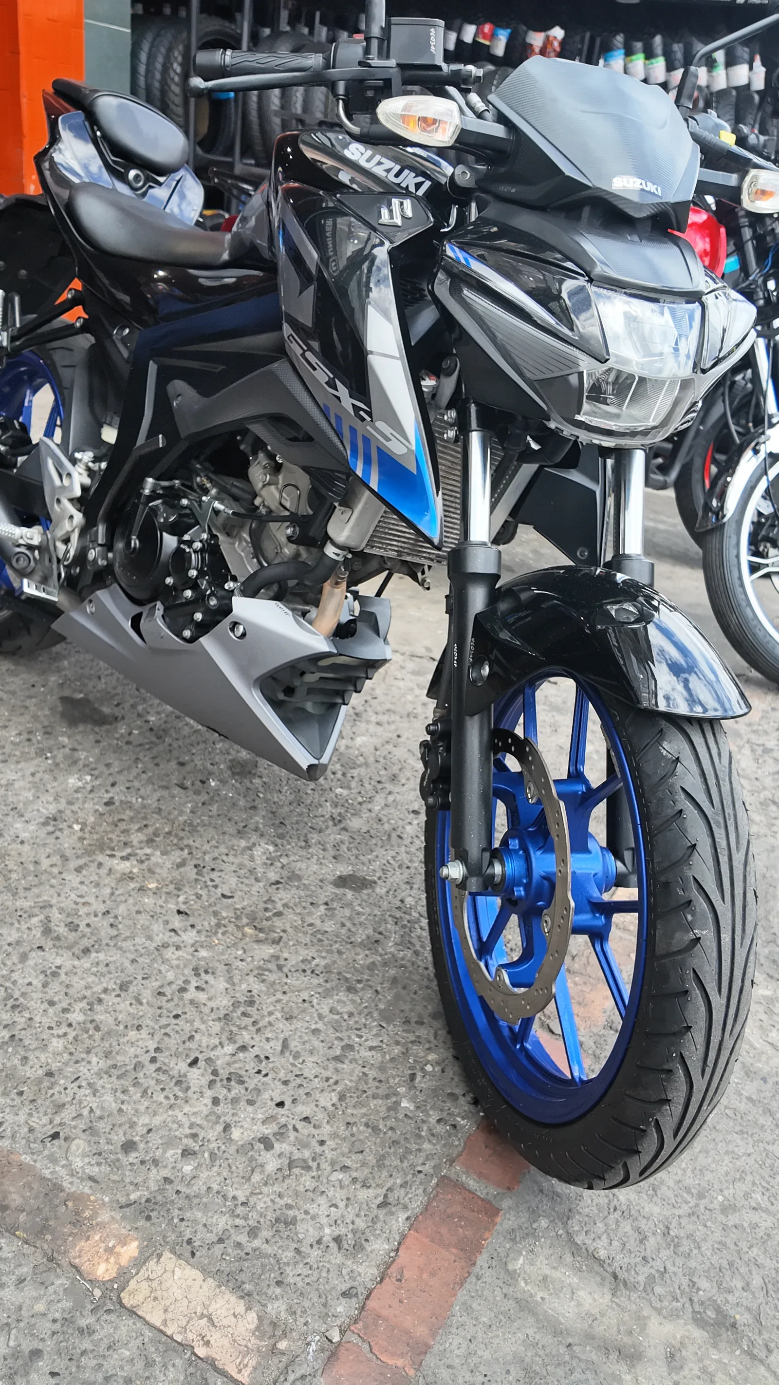 SUZUKI GSX-S foto 5