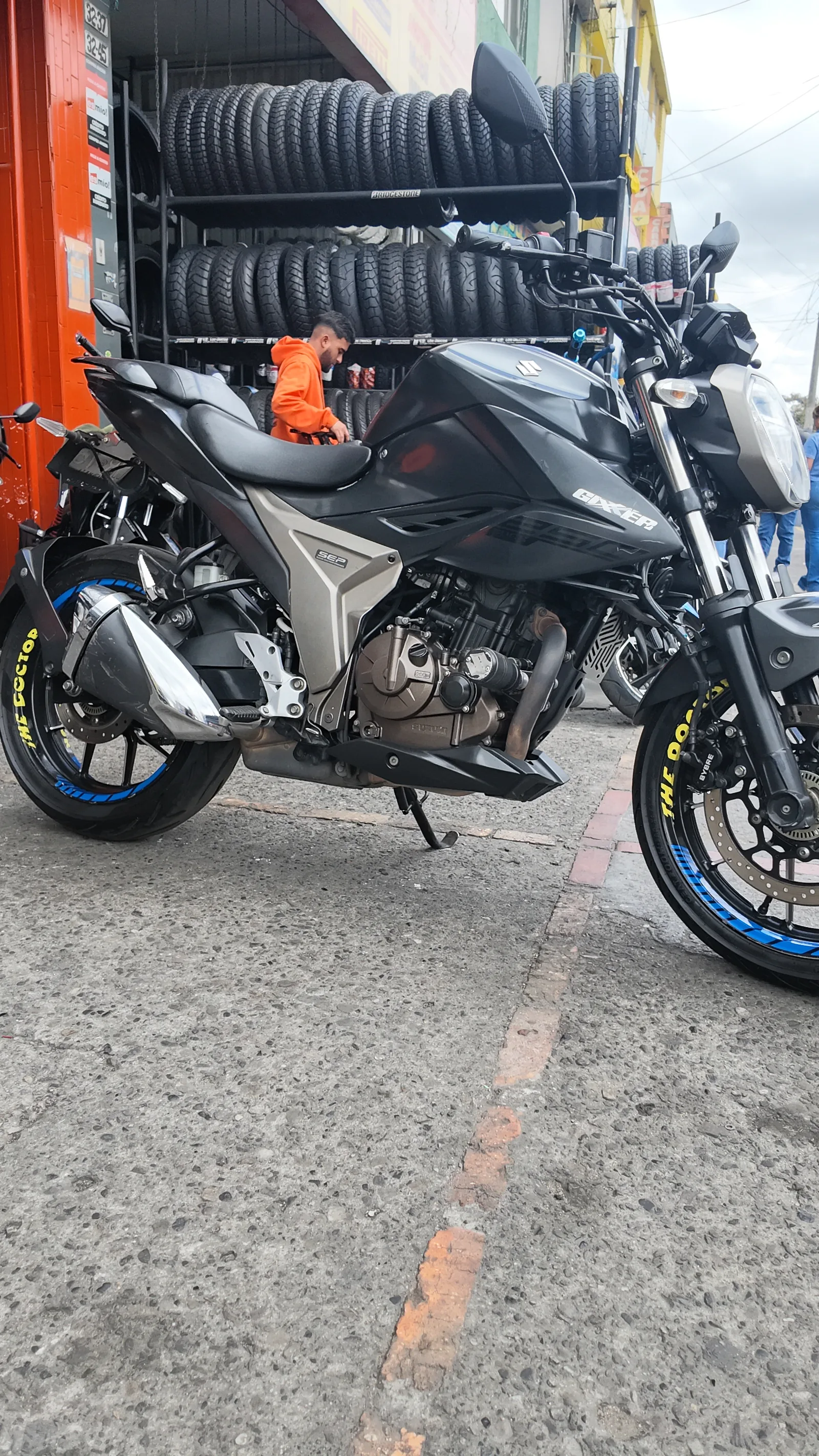 SUZUKI GIXXER foto 7