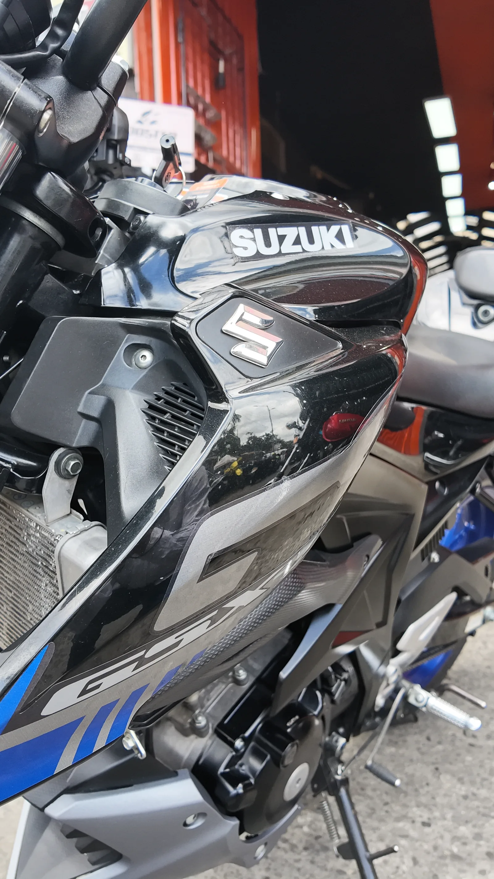 SUZUKI GSX-S foto 10
