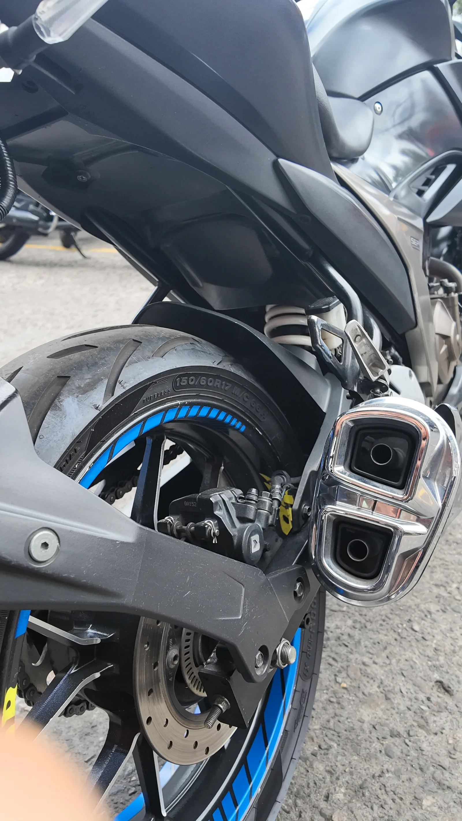 SUZUKI GIXXER foto 5