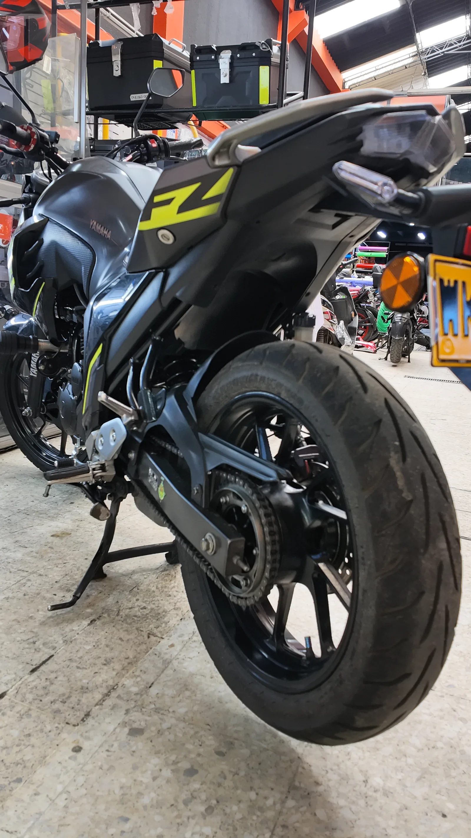 YAMAHA FZN250-A foto 4