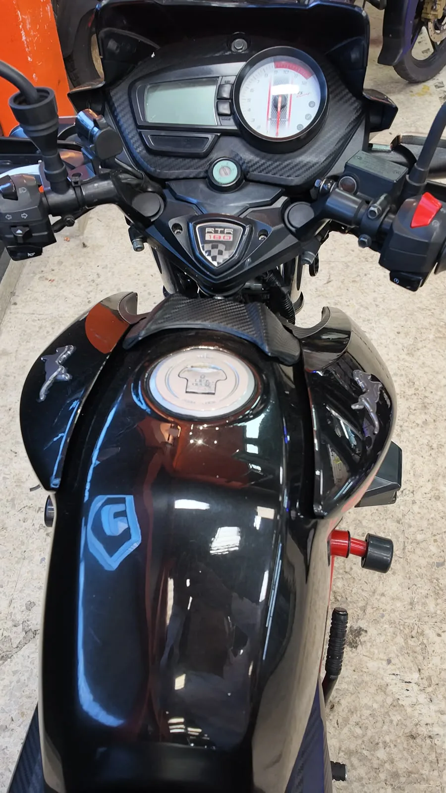 TVS APACHE 2V foto 7