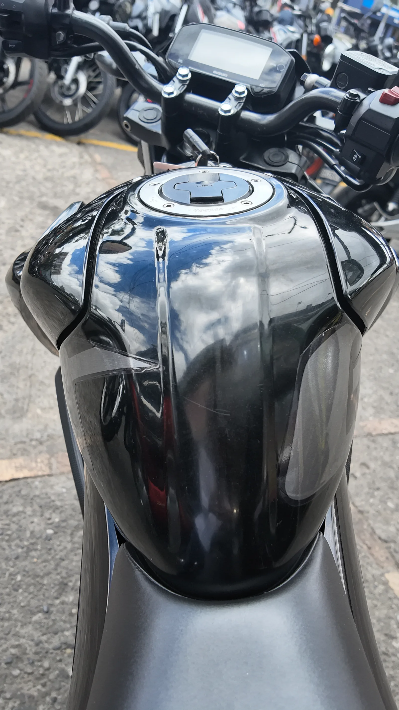 SUZUKI GSX-S foto 11