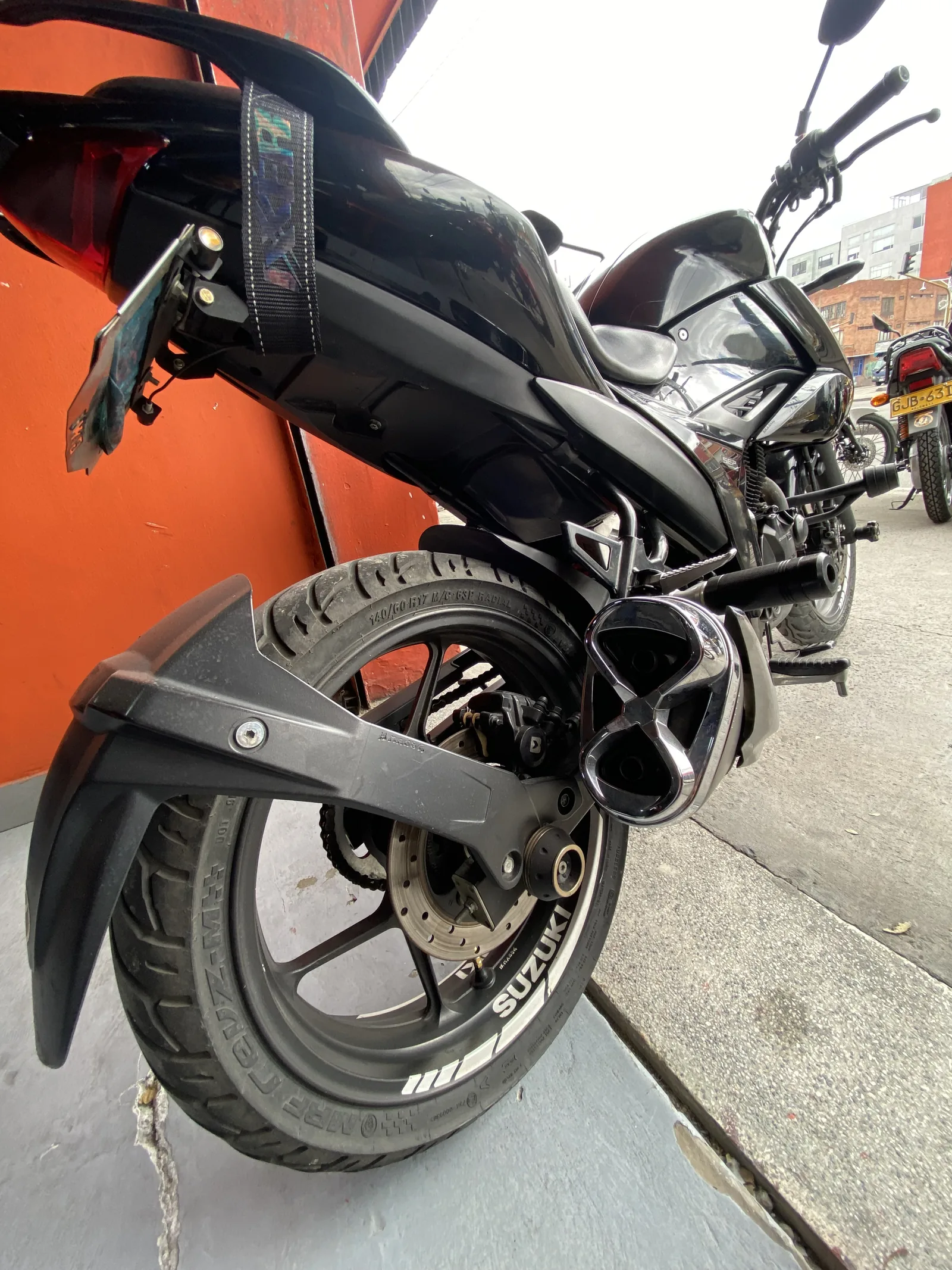 SUZUKI GIXXER foto 3