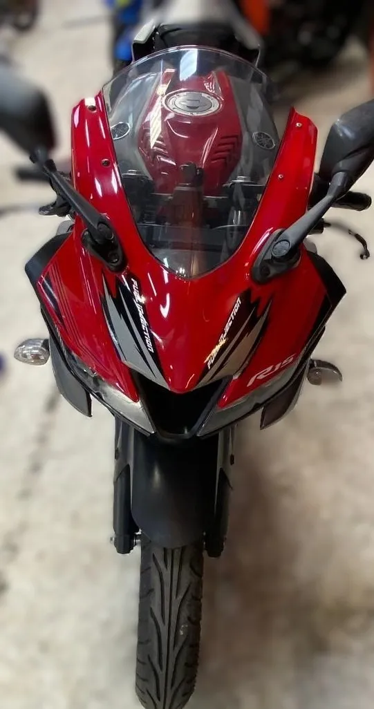 YAMAHA R15 foto 1