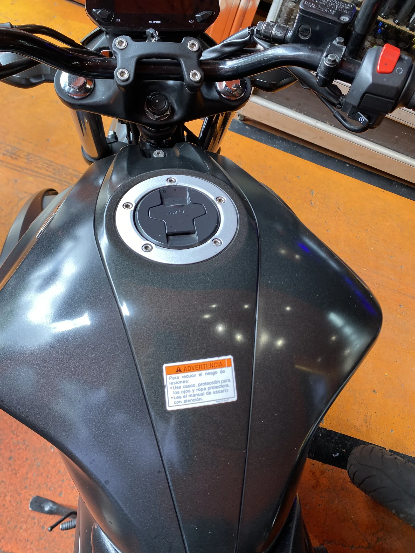 SUZUKI GIXXER foto 1