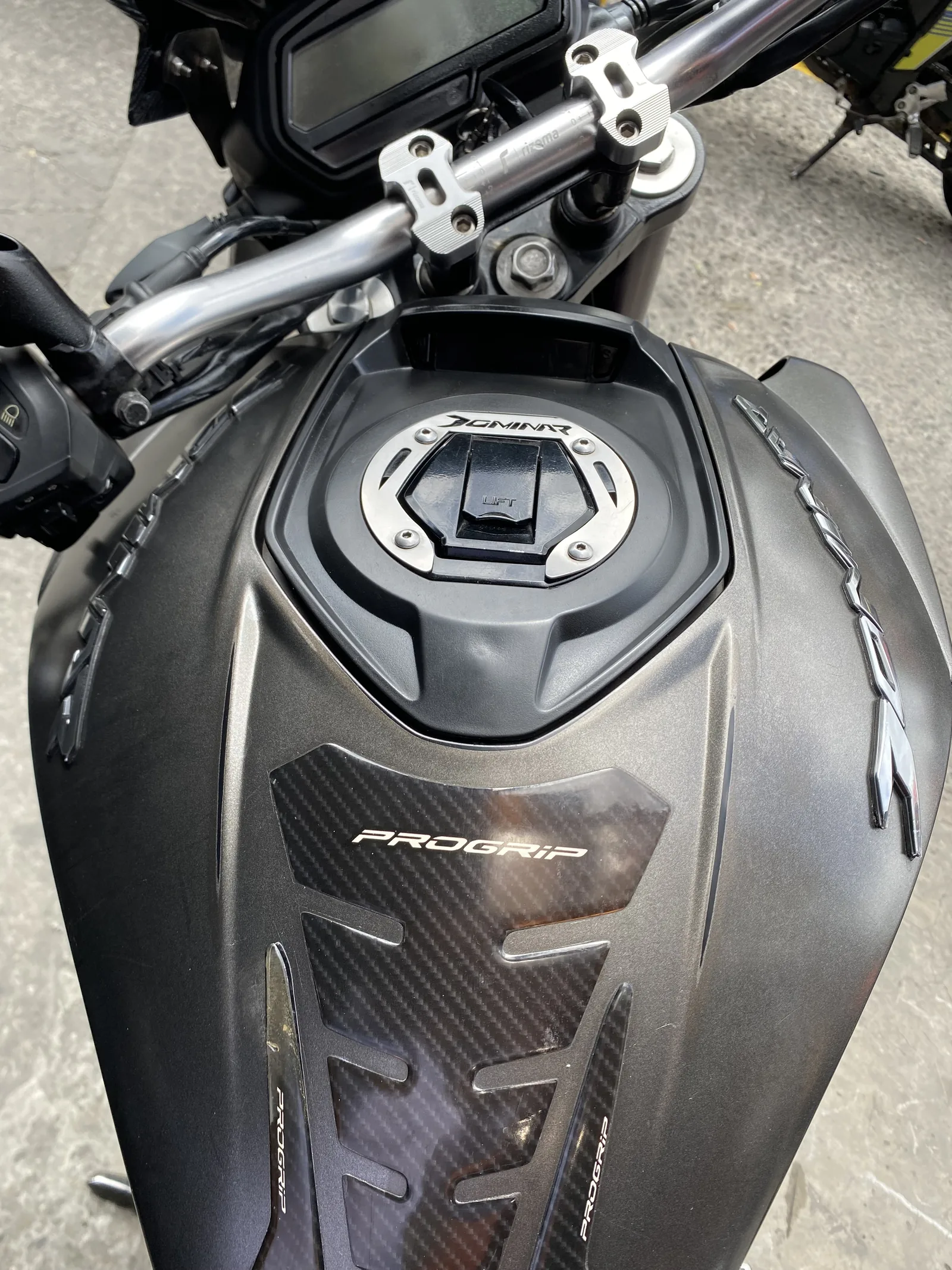BAJAJ DOMINAR  UG foto 2