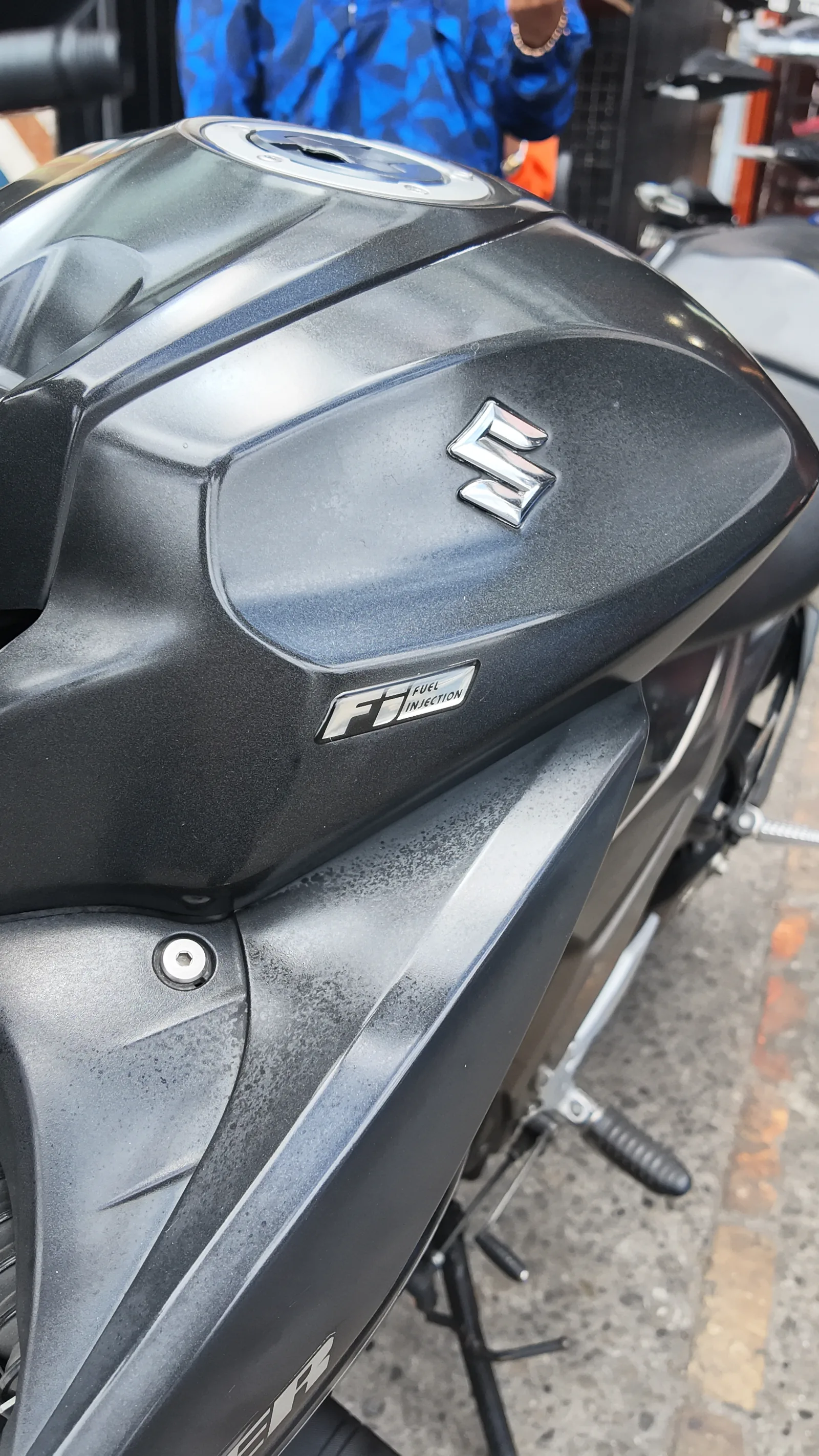 SUZUKI GIXXER foto 3