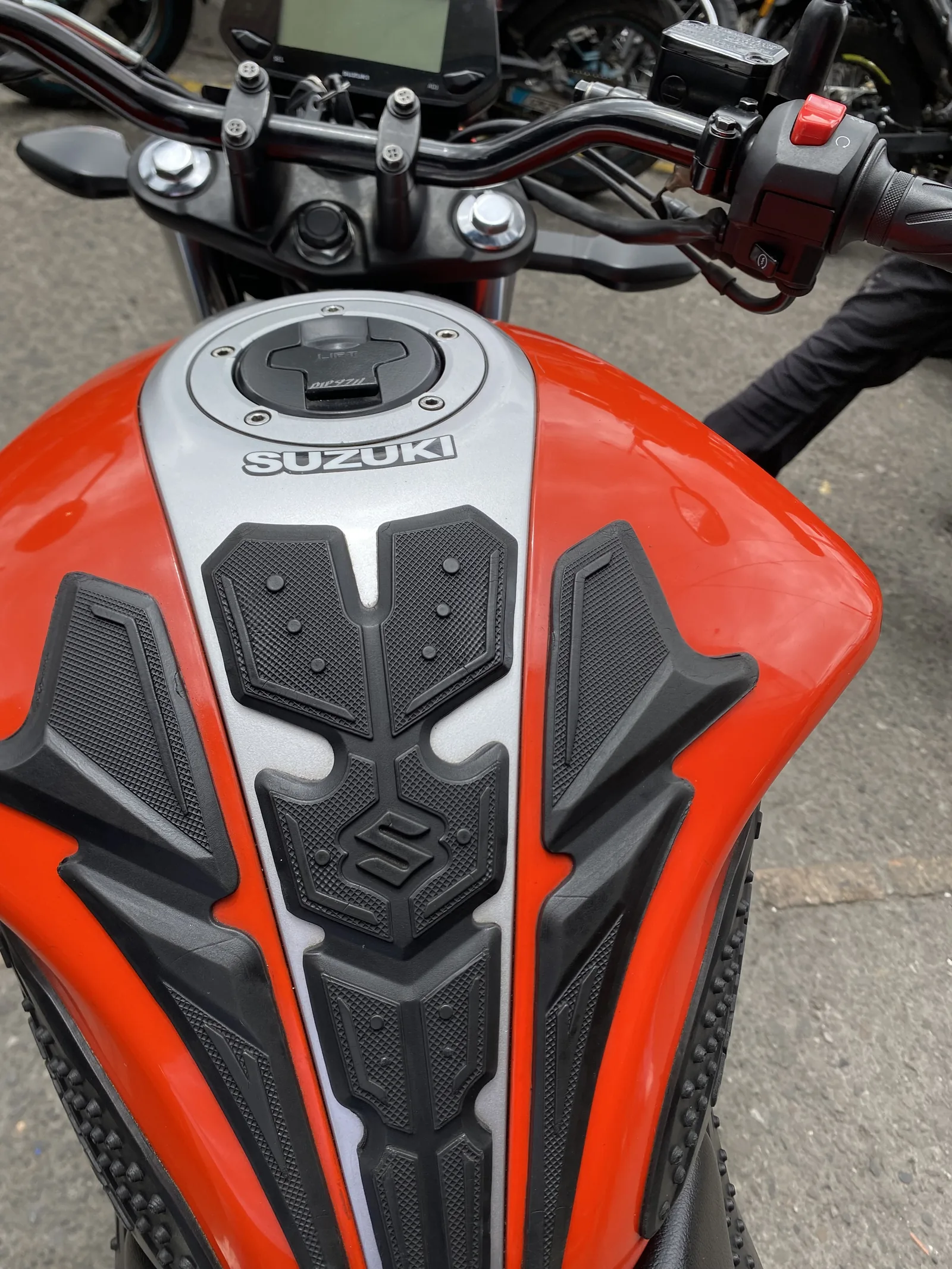 SUZUKI GIXXER FI foto 2