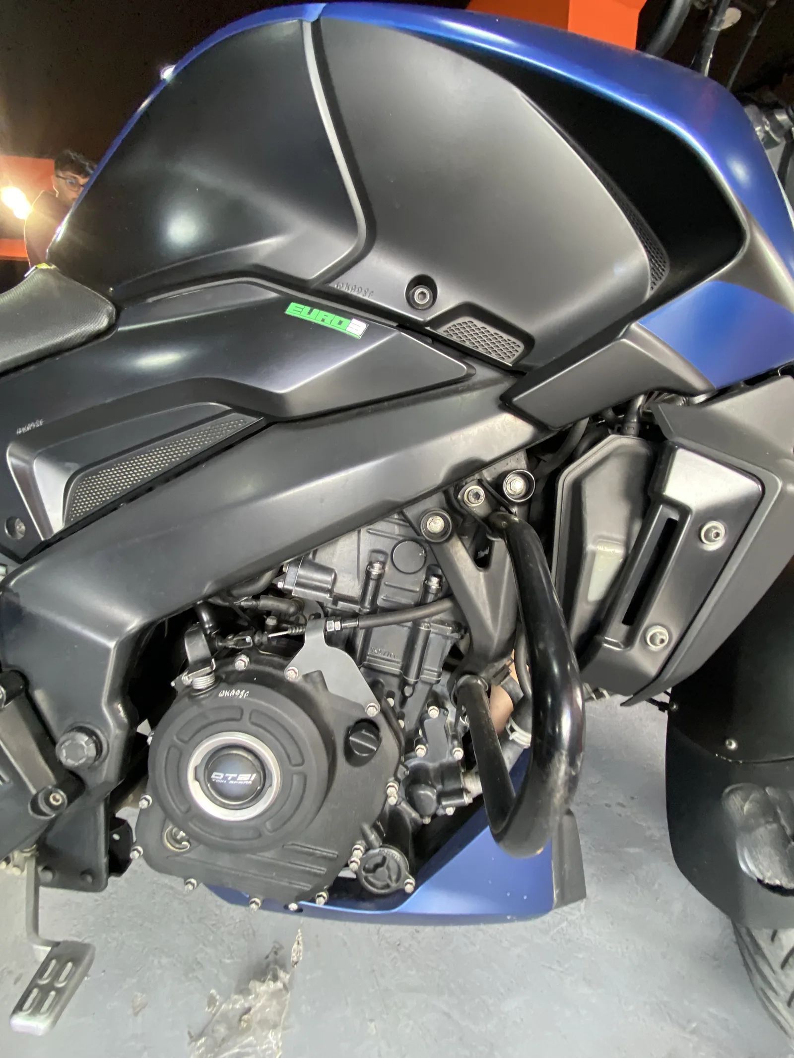 BAJAJ DOMINAR foto 1