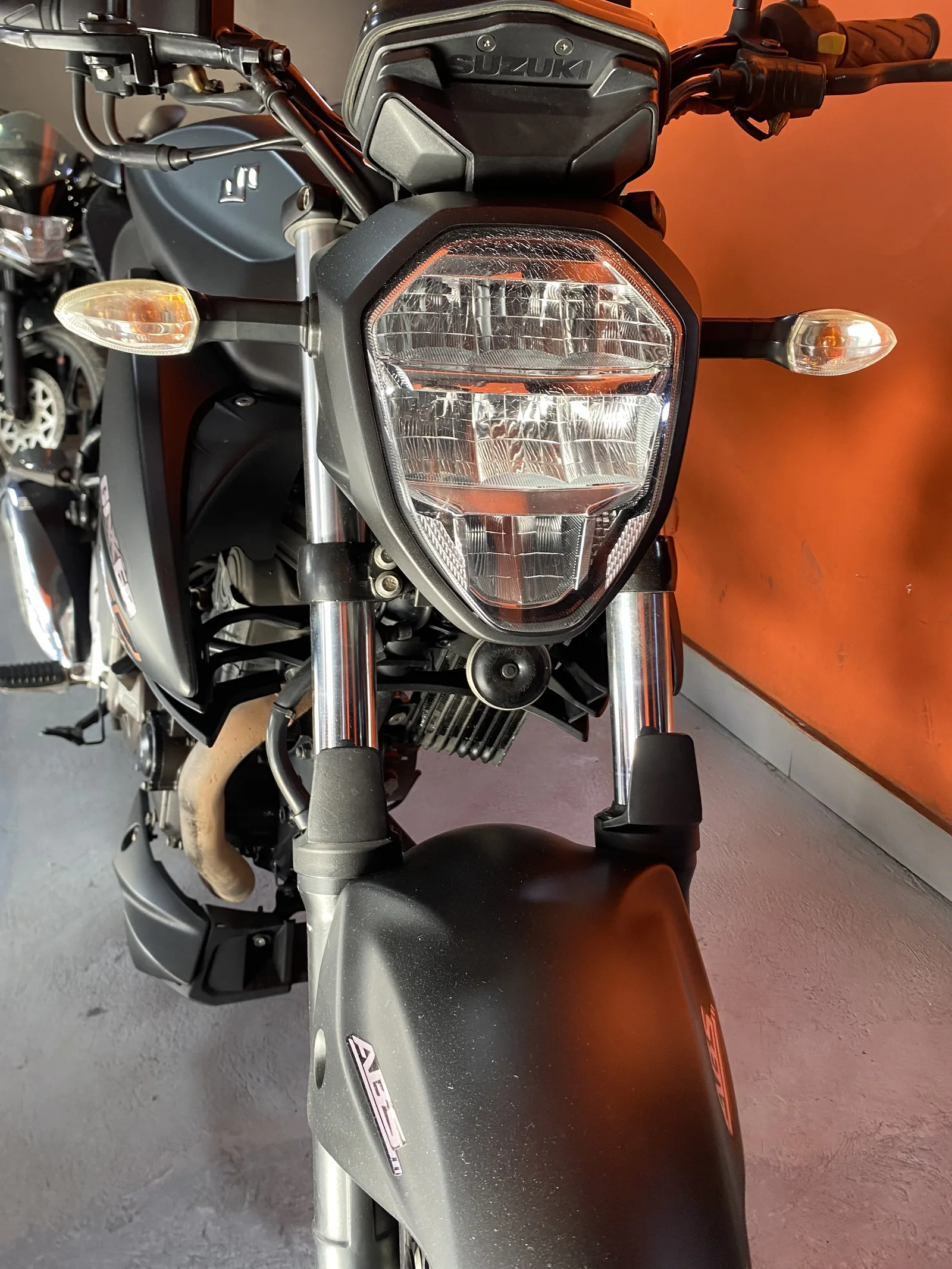SUZUKI GIXXER foto 7