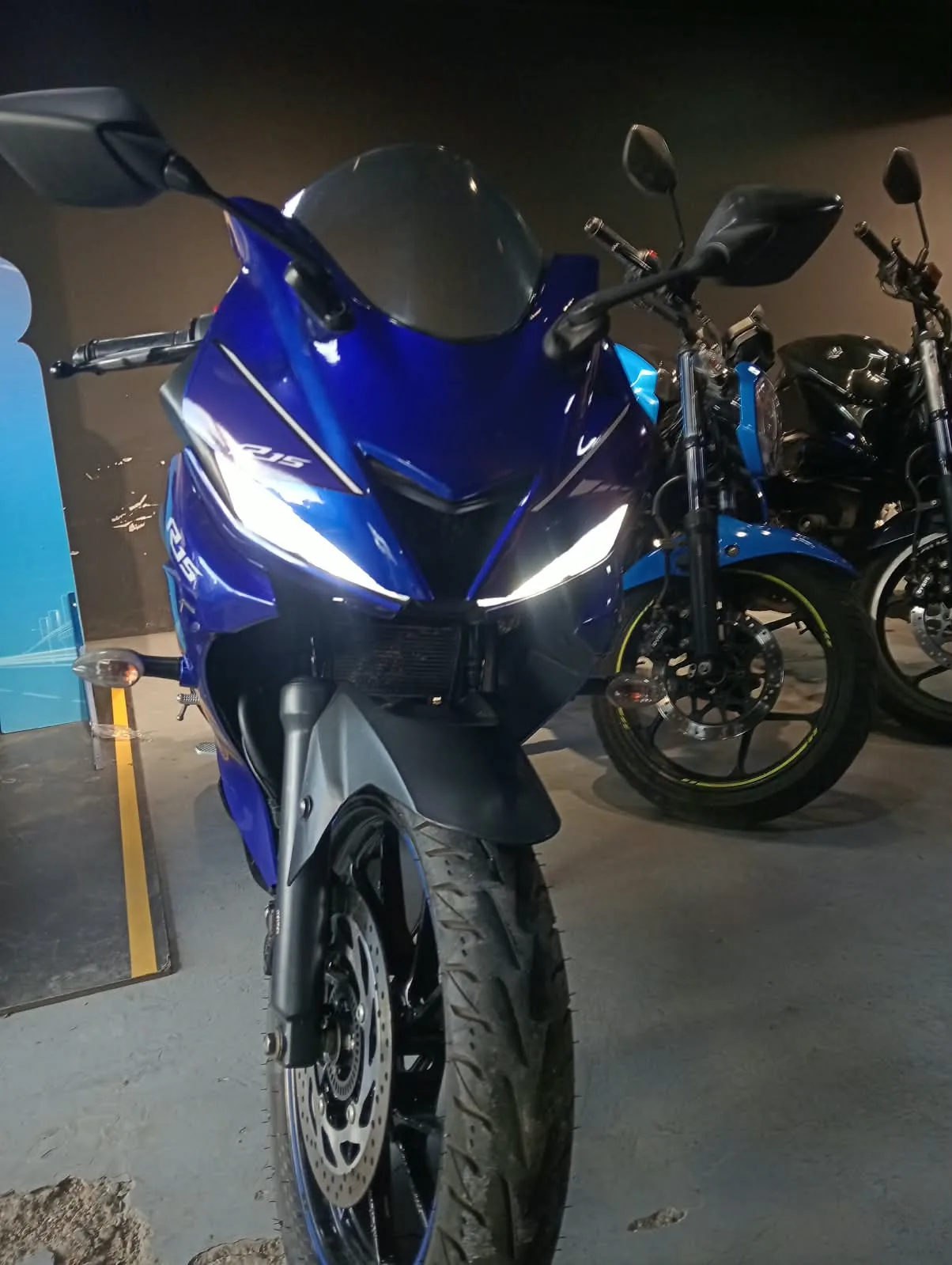 YAMAHA YZF-R15 foto 1