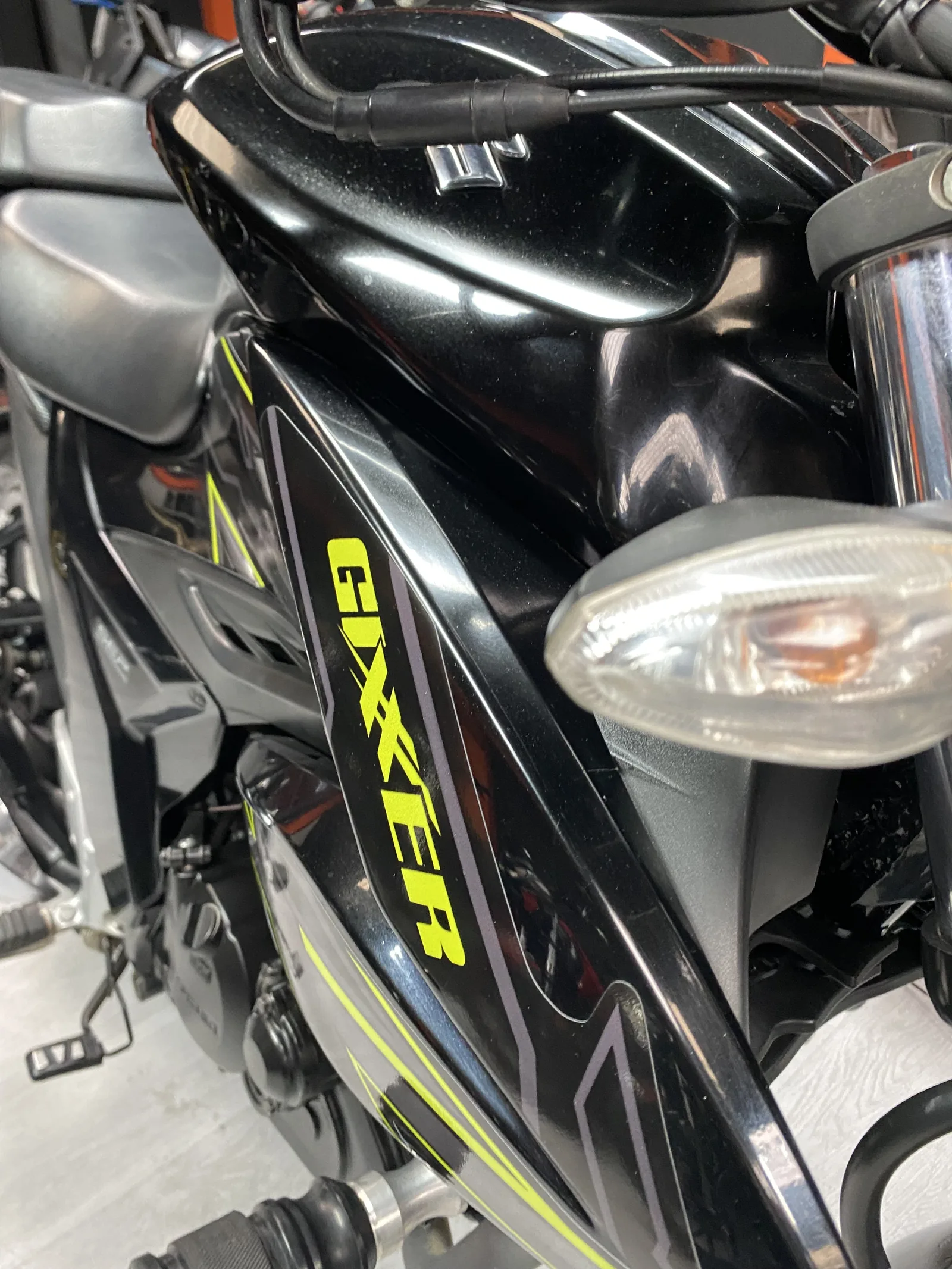SUZUKI GIXXER FI foto 4