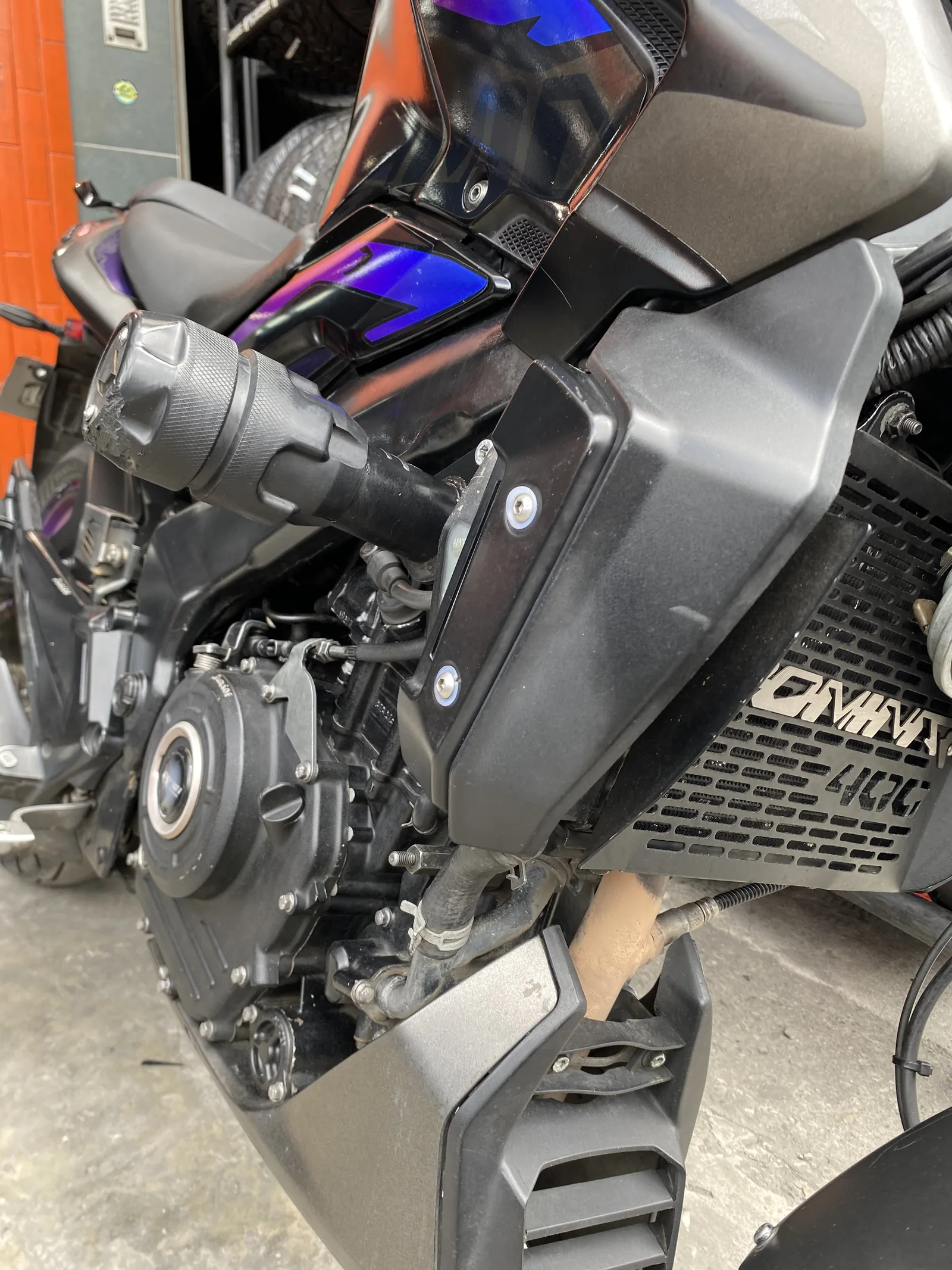 BAJAJ DOMINAR  UG foto 1