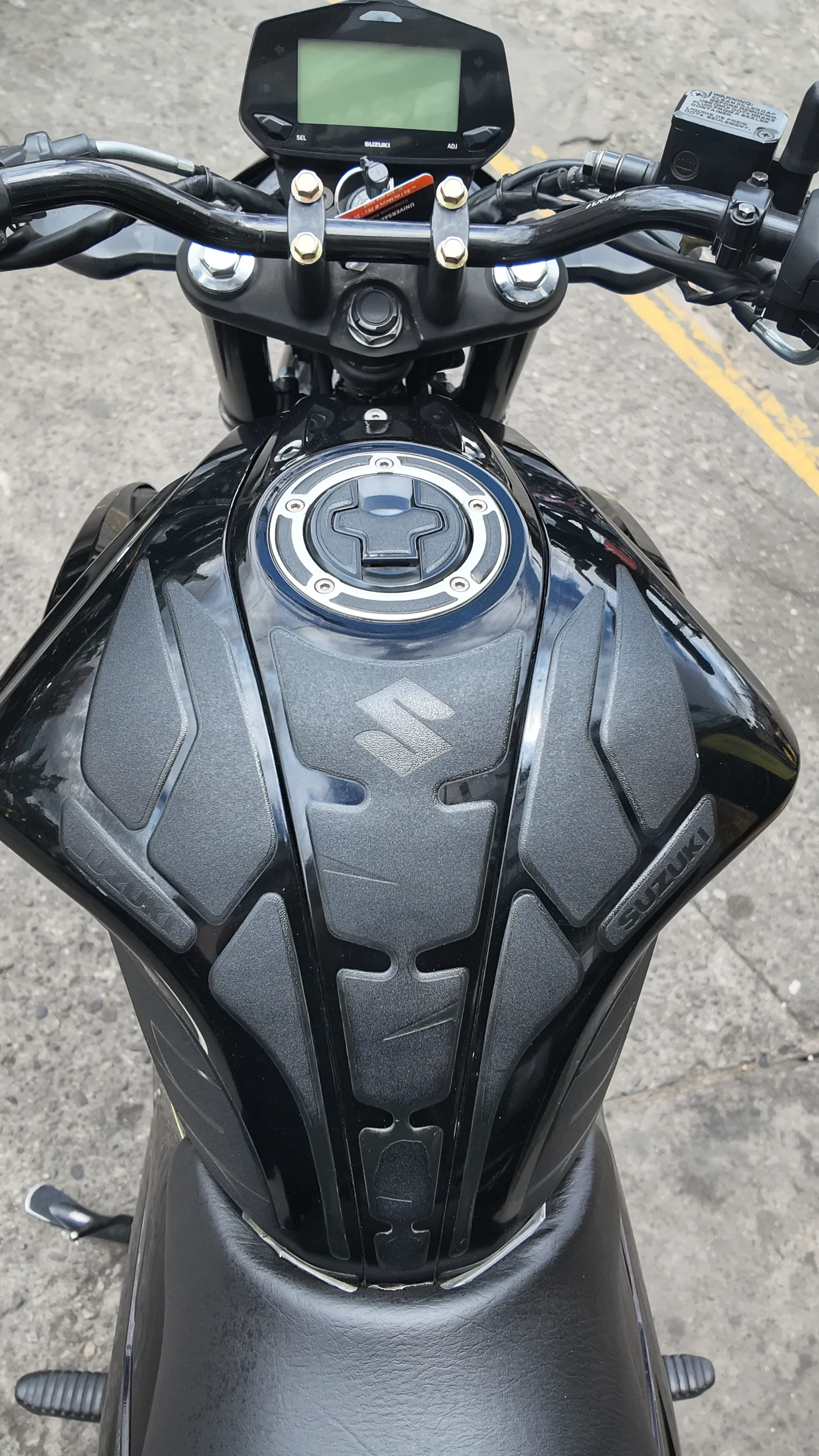 SUZUKI GIXXER foto 7