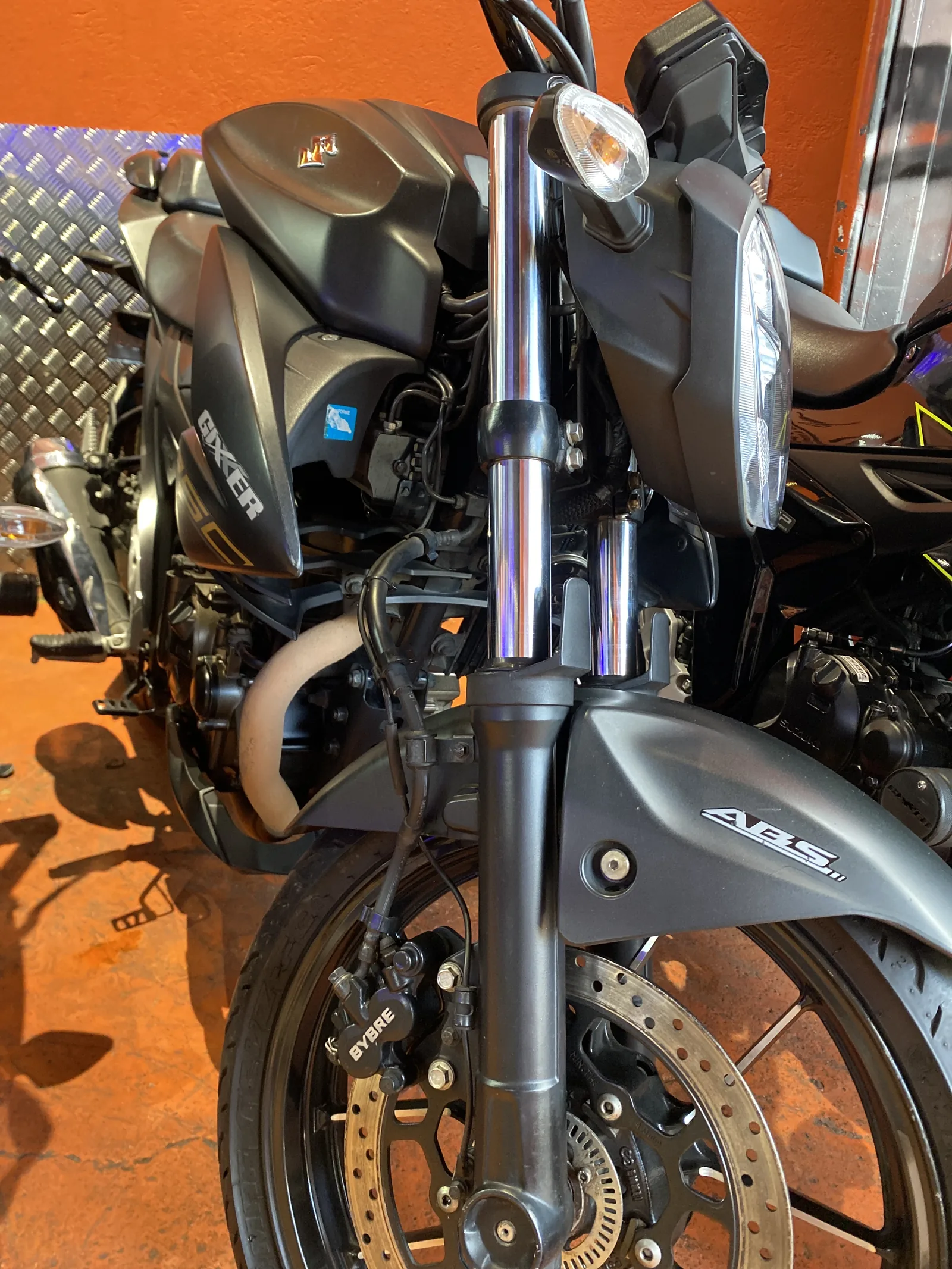 SUZUKI GIXXER foto 9