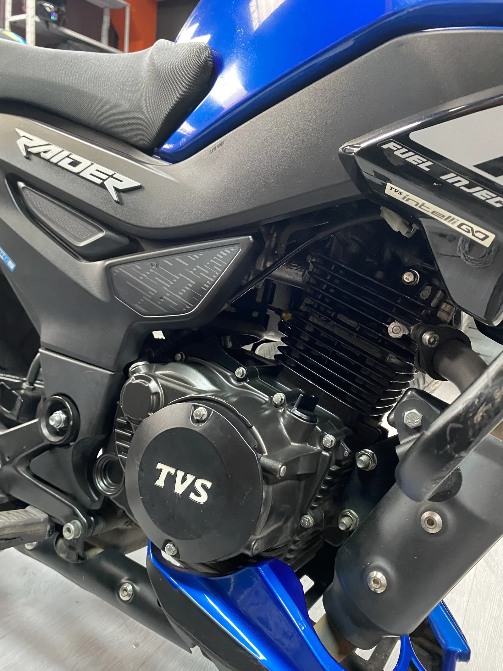 TVS RAIDER FI foto 7