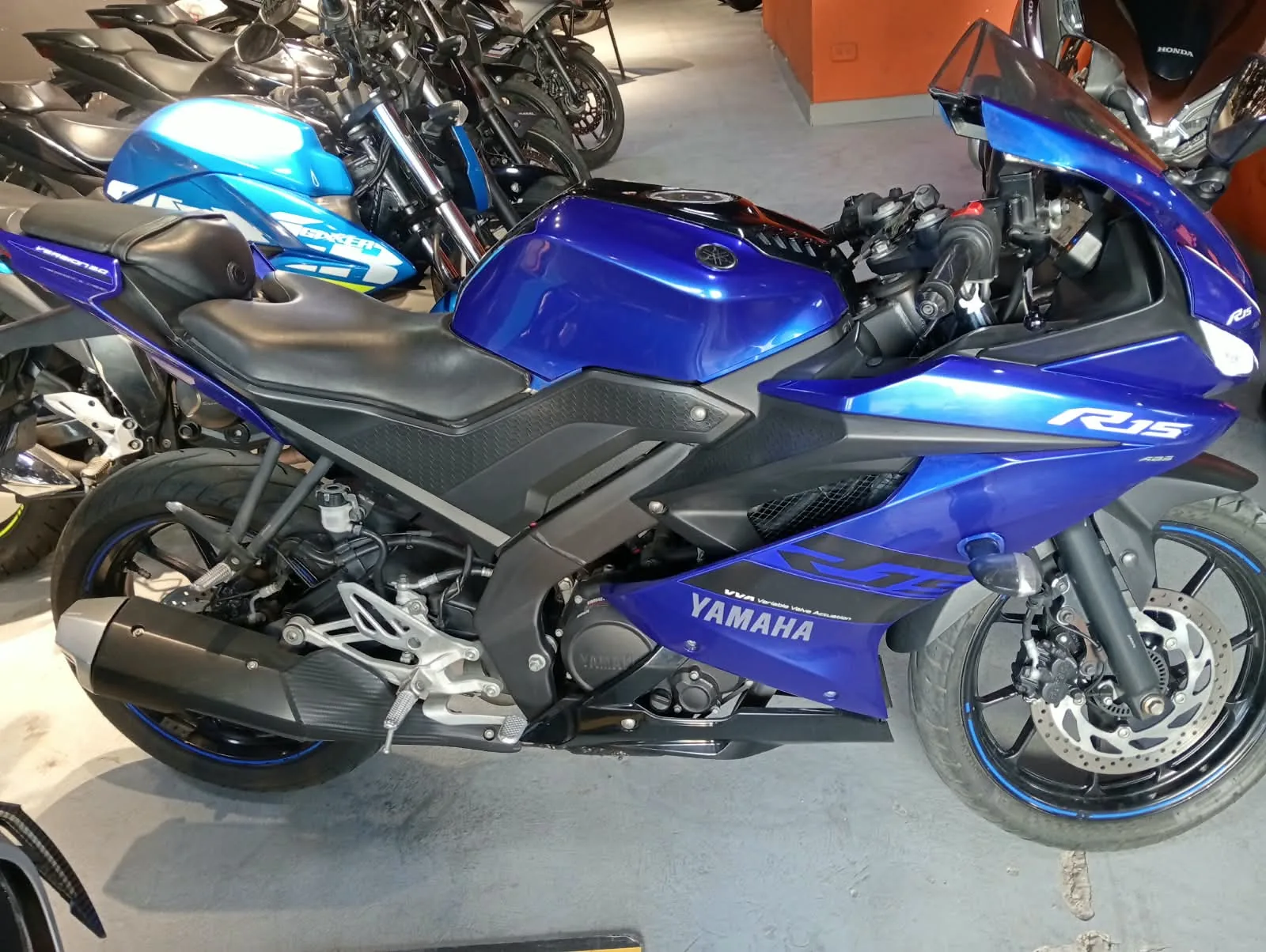 YAMAHA YZF-R15 foto 2