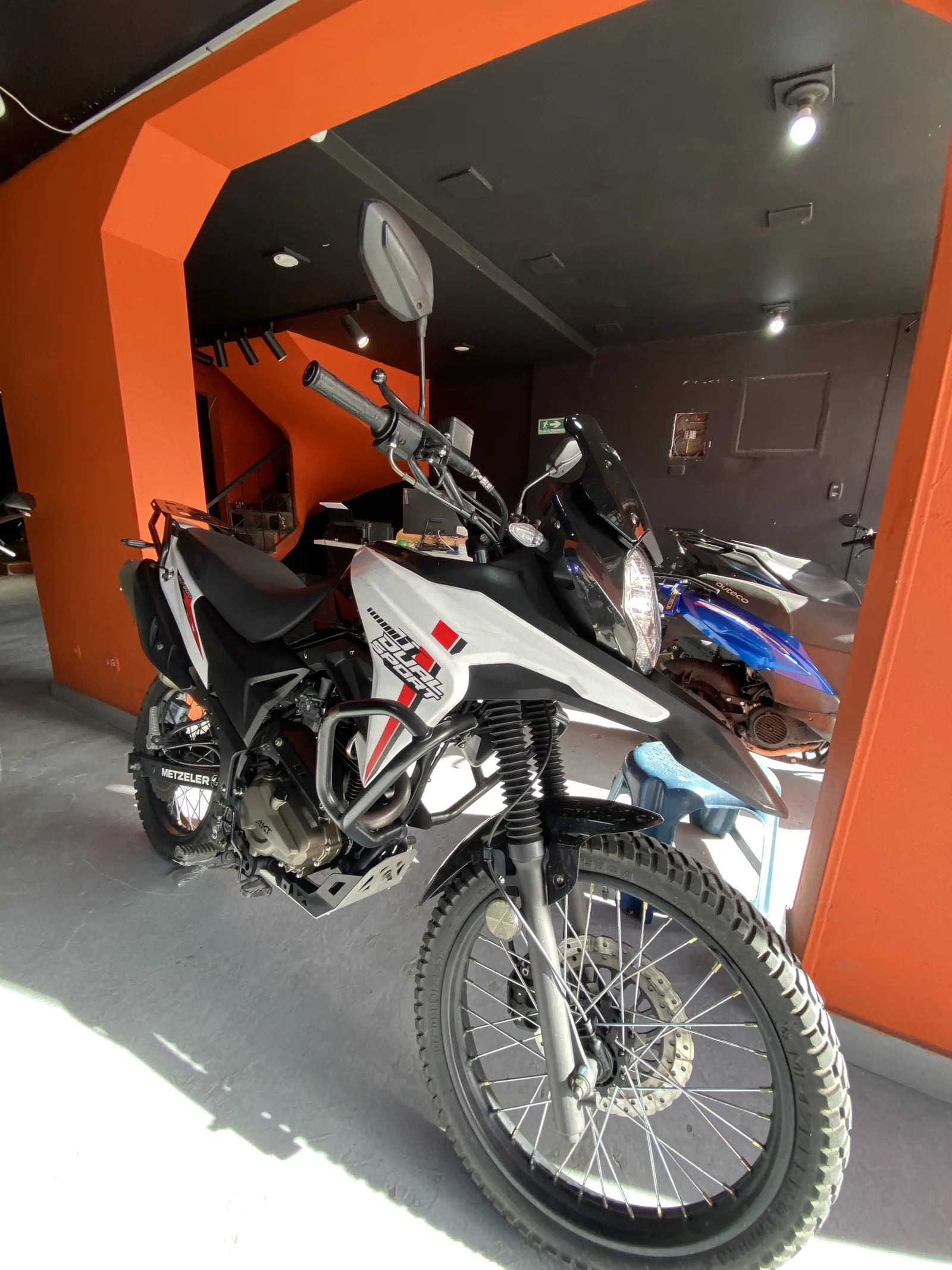 AKT TT DUAL SPORT foto 1