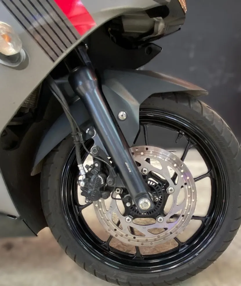 YAMAHA YZF-R15 foto 1