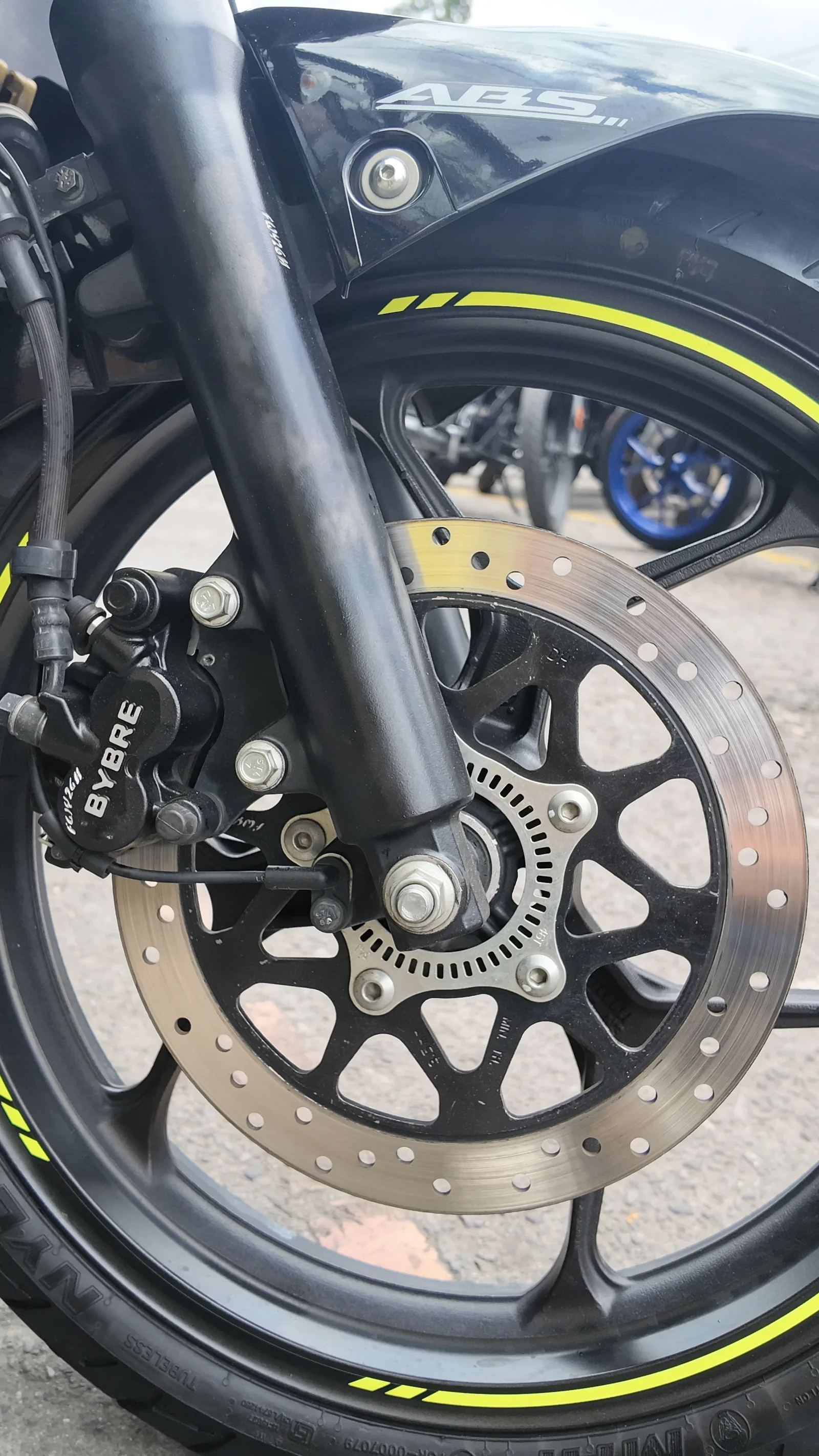 SUZUKI GIXXER foto 2