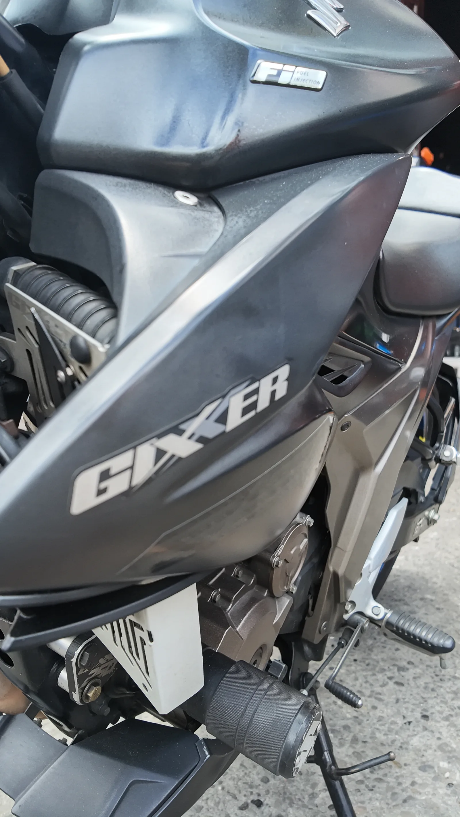 SUZUKI GIXXER foto 2