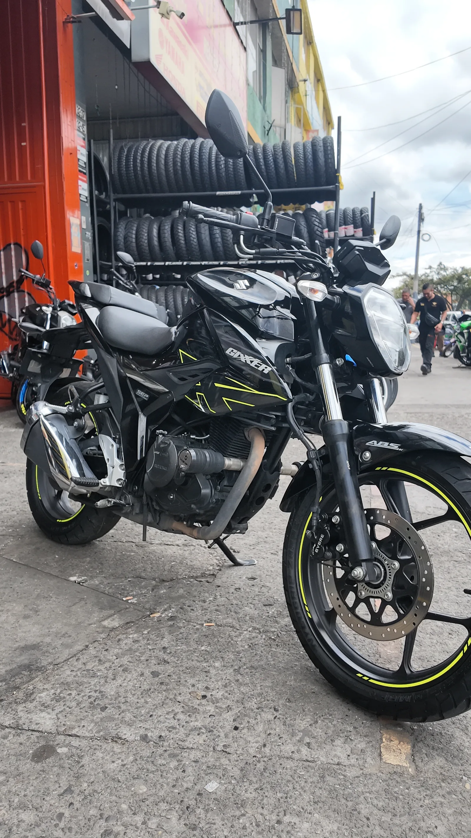 SUZUKI GIXXER foto 1