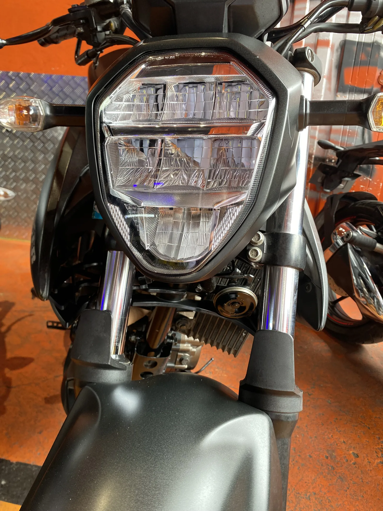 SUZUKI GIXXER foto 6