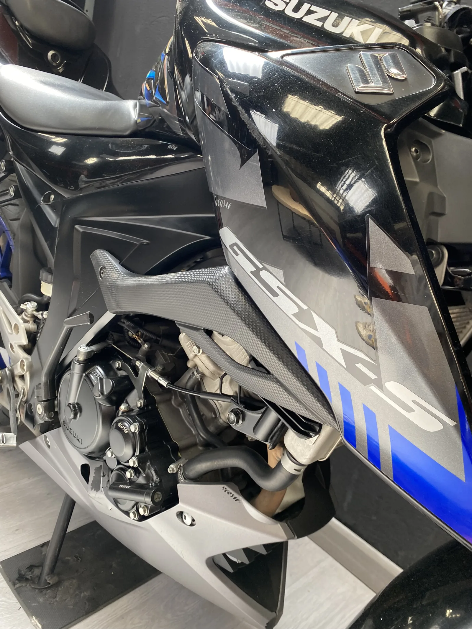 SUZUKI GSX-S foto 2
