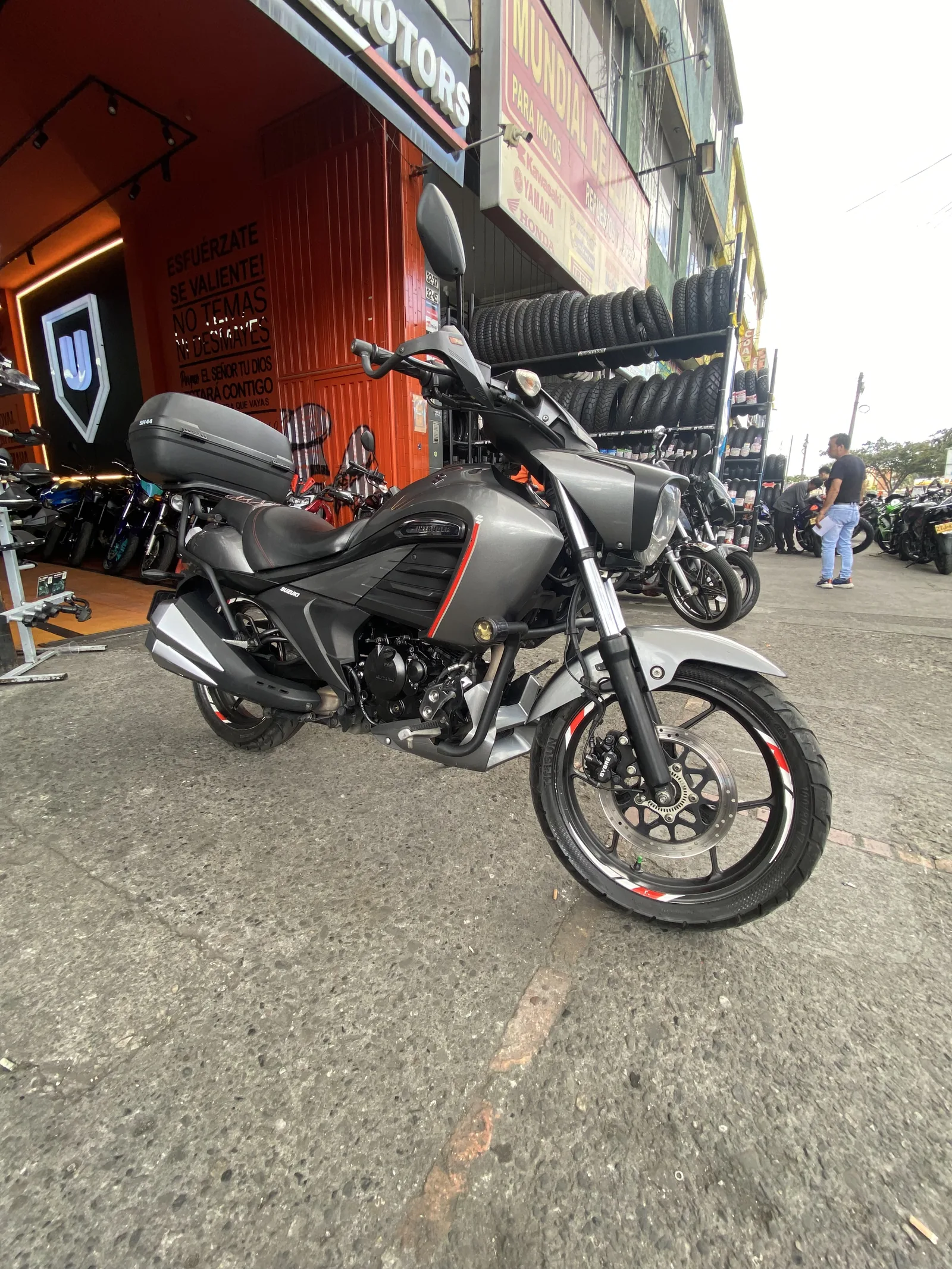 SUZUKI INTRUDER foto 1