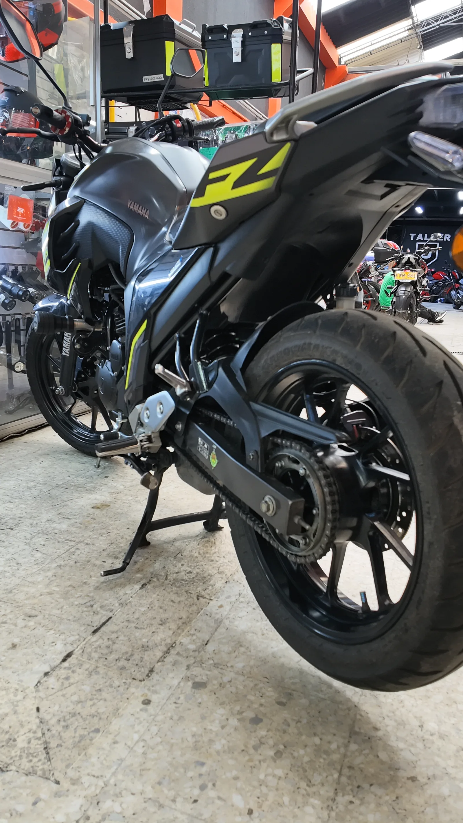 YAMAHA FZN250-A foto 5