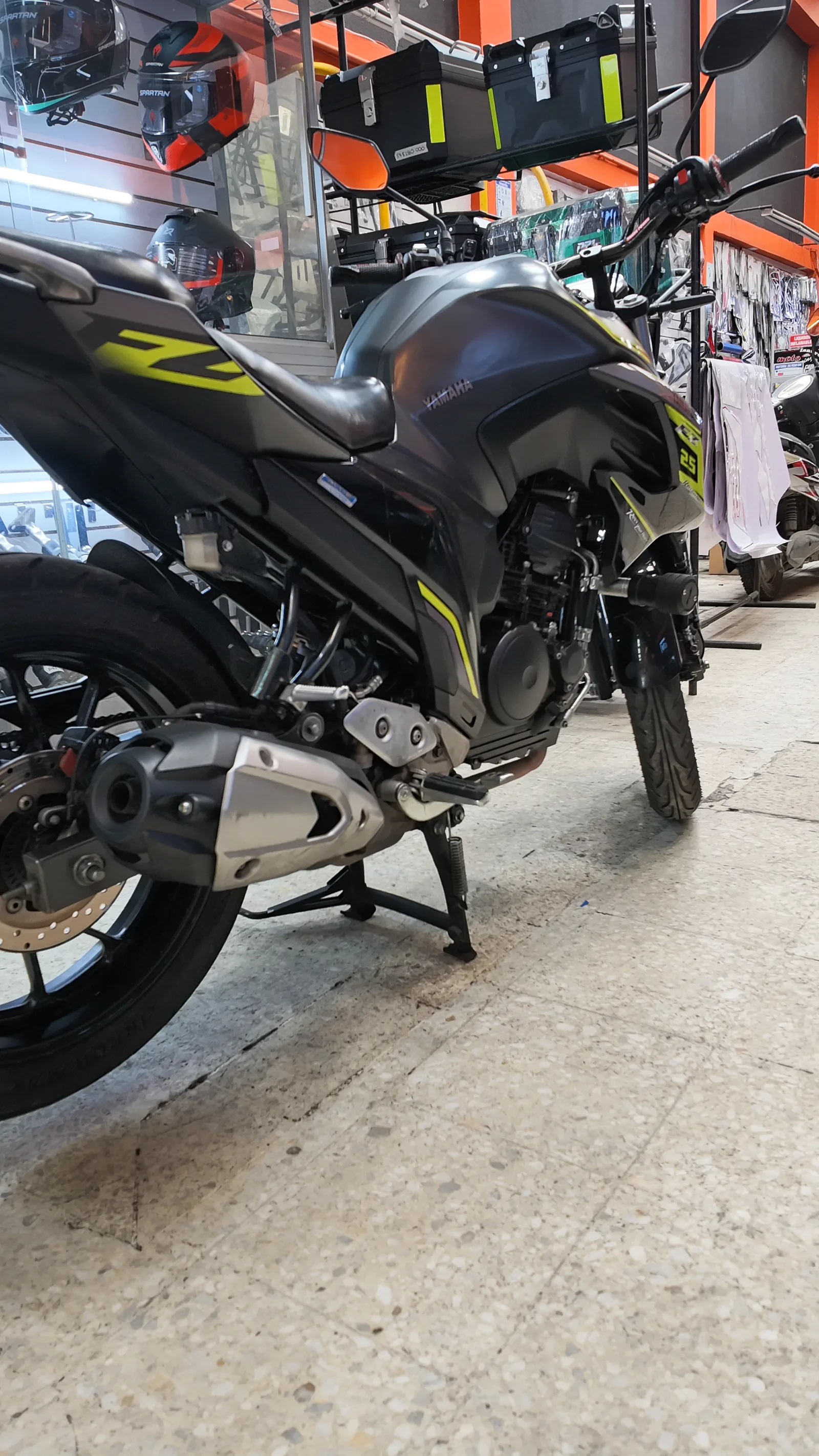 YAMAHA FZN250-A foto 3