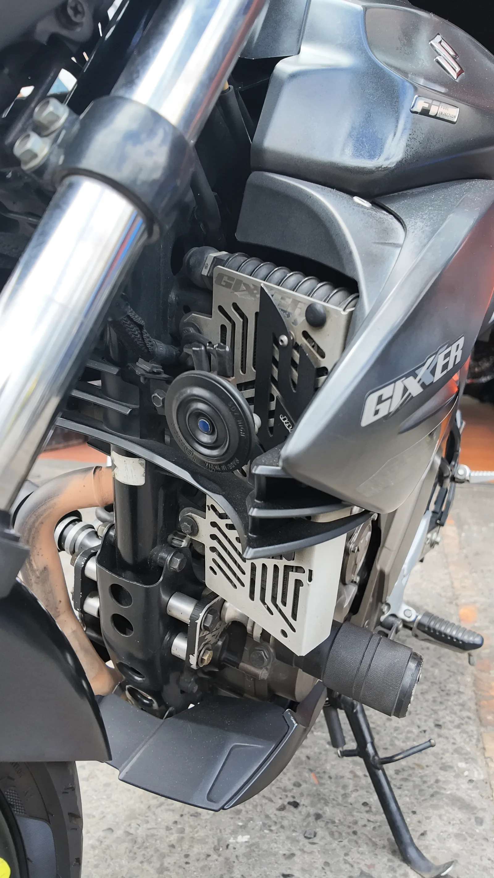SUZUKI GIXXER foto 1