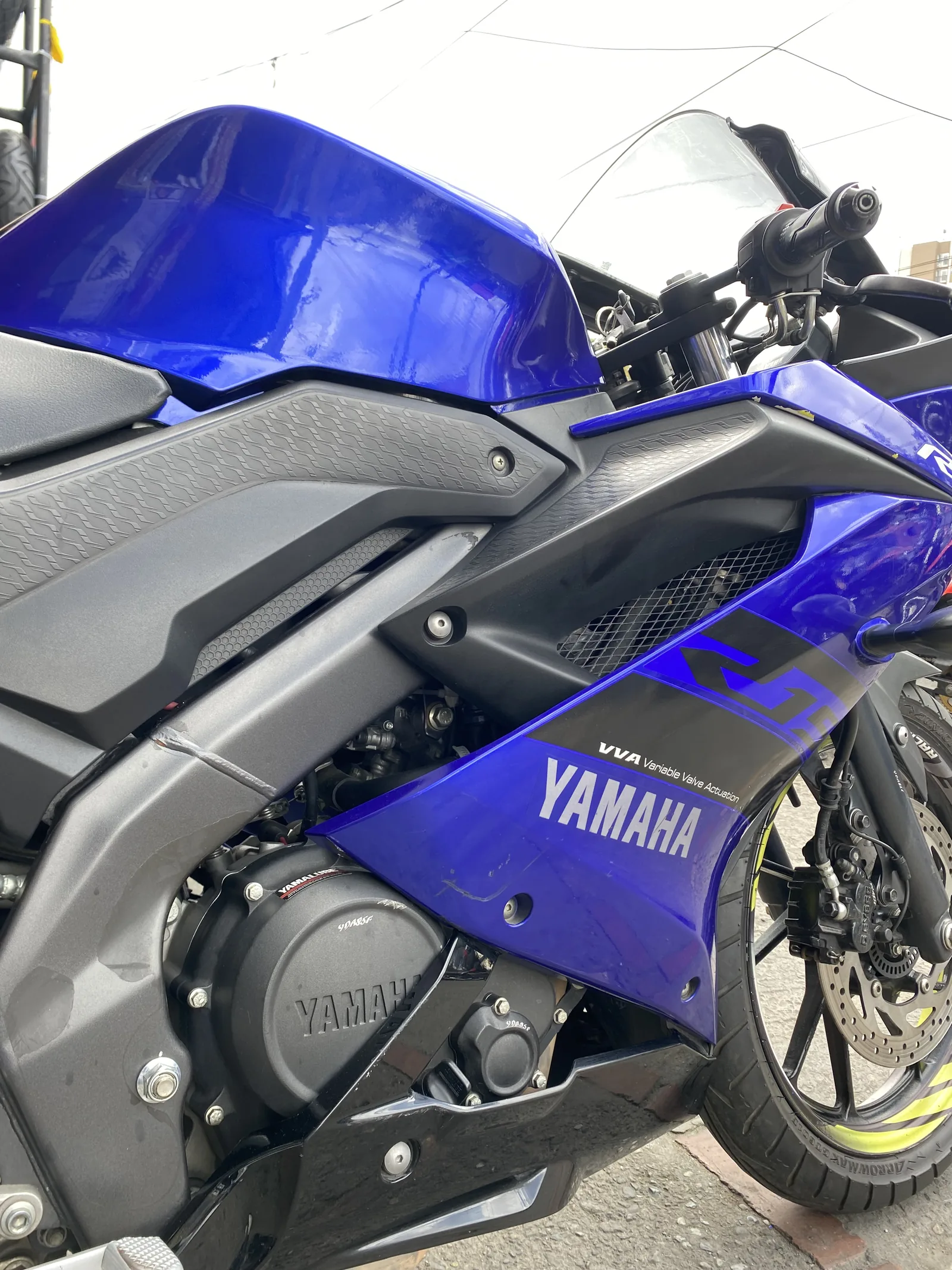 YAMAHA YZF-R15 foto 4